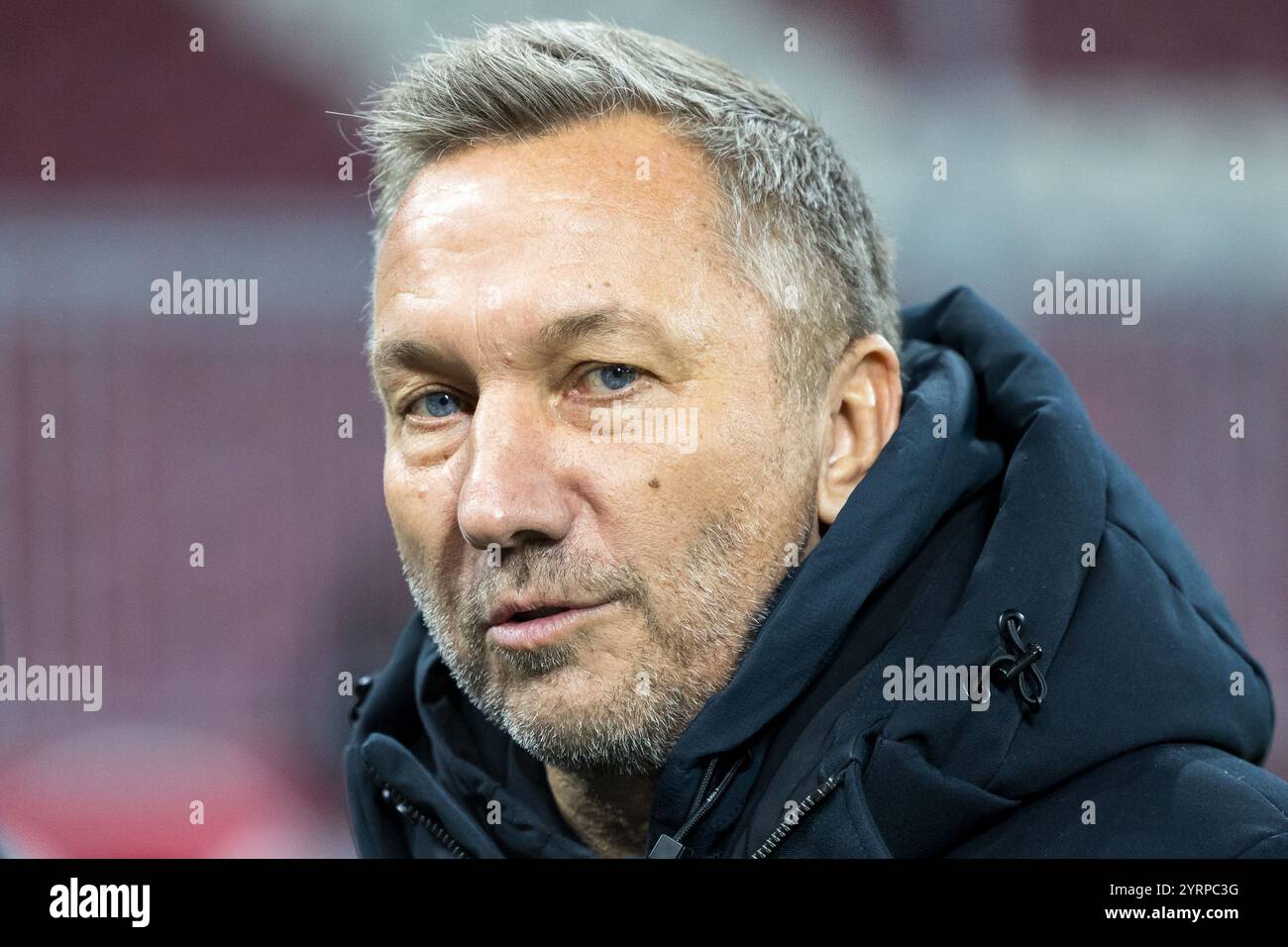 ABD0109_20241204 - SALISBURGO - Österreich: Allenatore Manfred Schmid (Hartberg) am Mittwoch, 4. Dezember 2024, während der Admiral Bundesliga-Begegnung, Grunddurchgang, 4. Spieltag, zwischen Red Bull Salzburg e TSV Egger Glas Hartberg a Salisburgo. - FOTO: APA/EXPA/JOHANN GRODER - 20241204_PD10121 credito: APA-PictureDesk/Alamy Live News Foto Stock