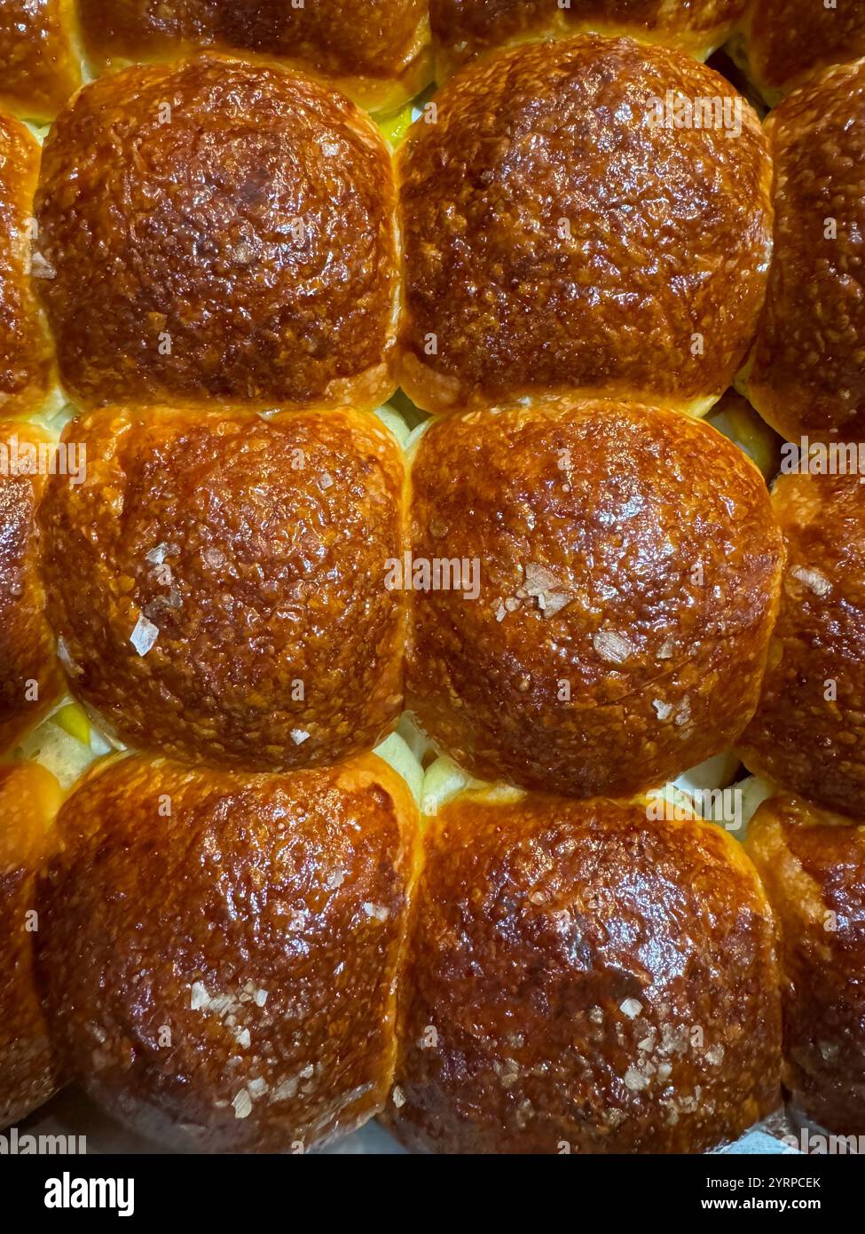 Panini da cena appena sfornati, dorati e soffici, perfetti per qualsiasi ambiente, portando calore e comfort al tavolo da pranzo. Foto Stock
