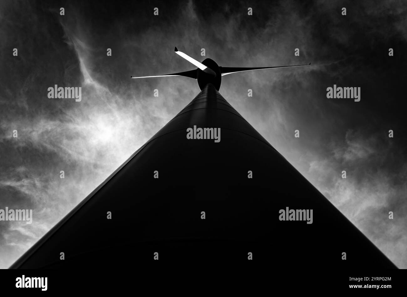 Turbina eolica con luce solare e contro cielo con nuvole in una giornata estiva soleggiata ad Andermatt, Uri, Svizzera. Foto Stock