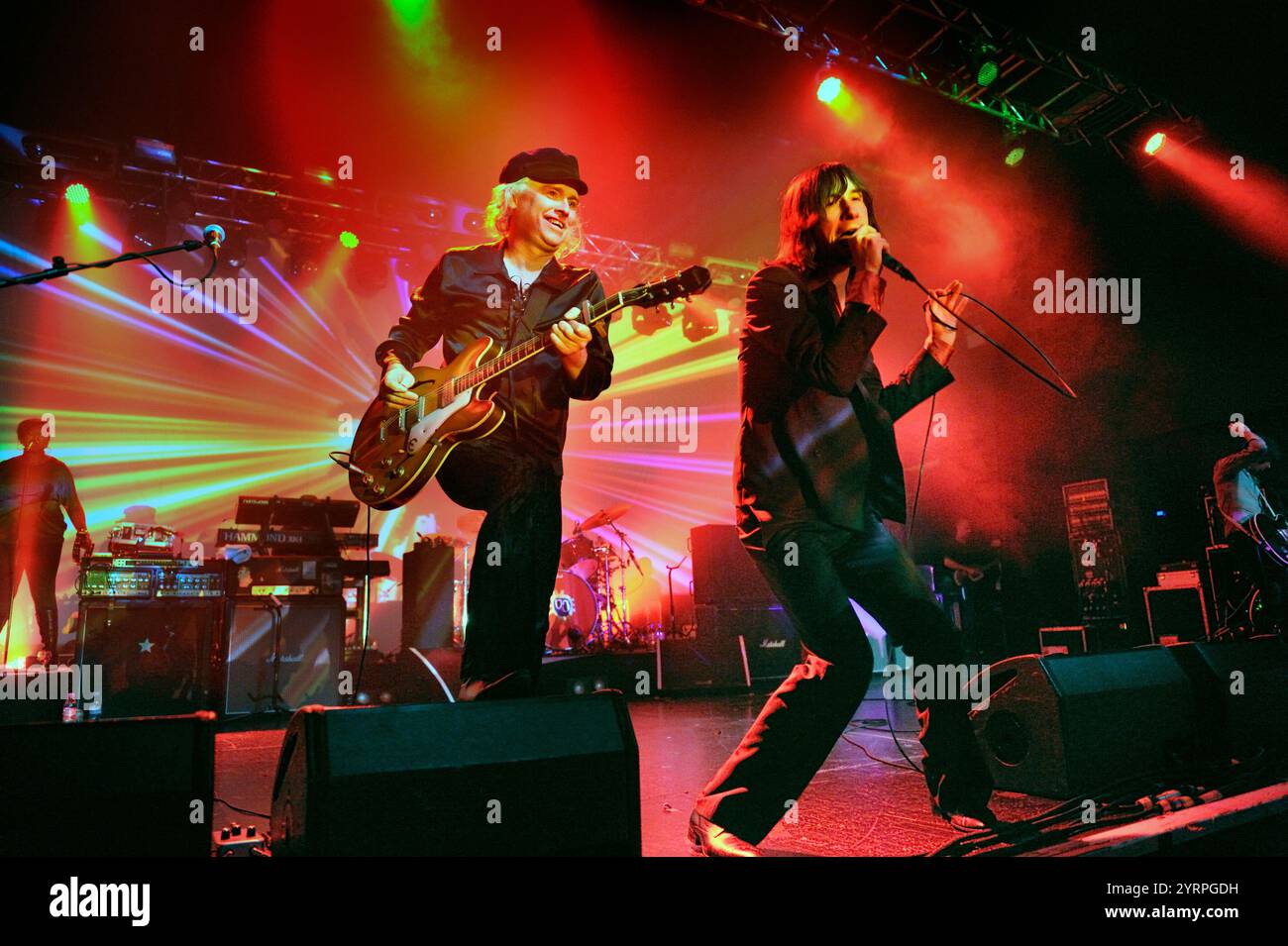 Gruppo rock Primal Scream in concerto all'O2 Birmingham 15 marzo 2011, eseguendo il loro album 'Screamadelica'. Andrew Innes (chitarrista, a sinistra) e il cantante Bobby Gillespie. Foto Stock