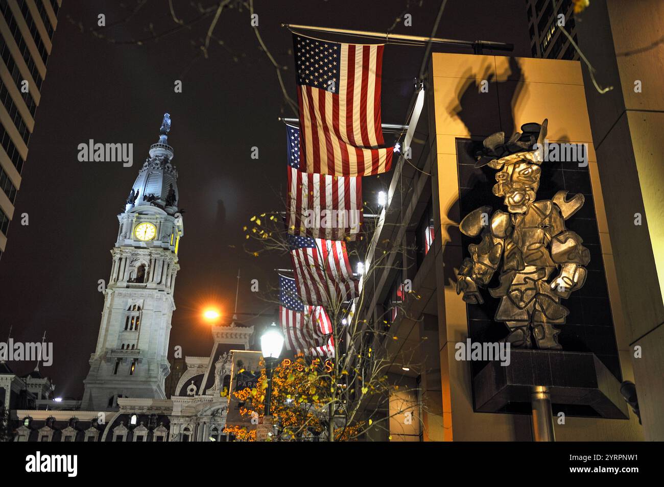 Scultura in acciaio 'Milord la Chamarre' di Jean Dubuffet in Market Street con il Municipio sullo sfondo, Philadelphia, Commonwealth of Pennsylvania, N Foto Stock