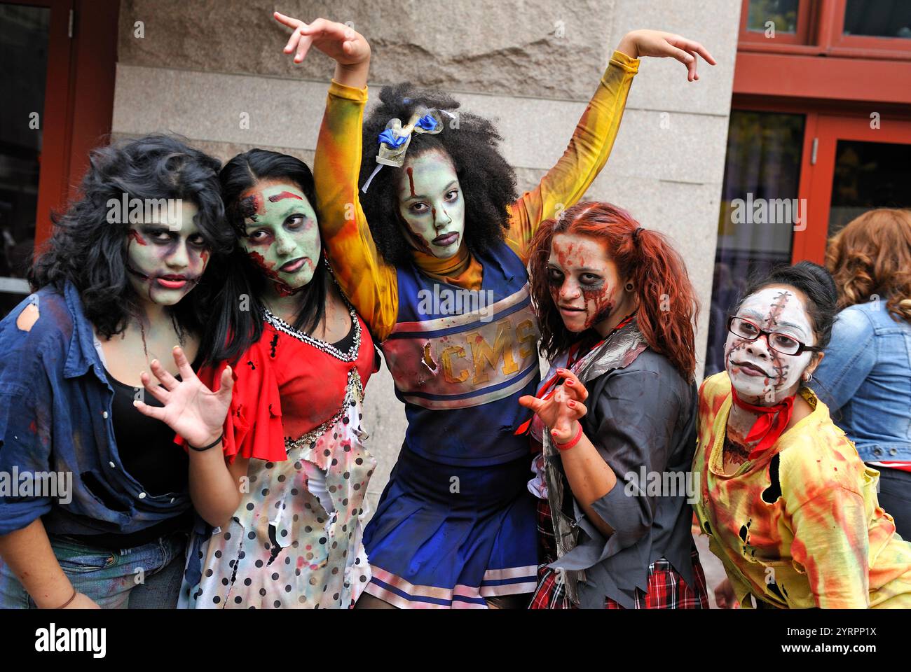 Giovani che partecipano al flashmob di Halloween, Market Street, Philadelphia, Commonwealth of Pennsylvania, Stati Uniti nordorientali, Foto Stock