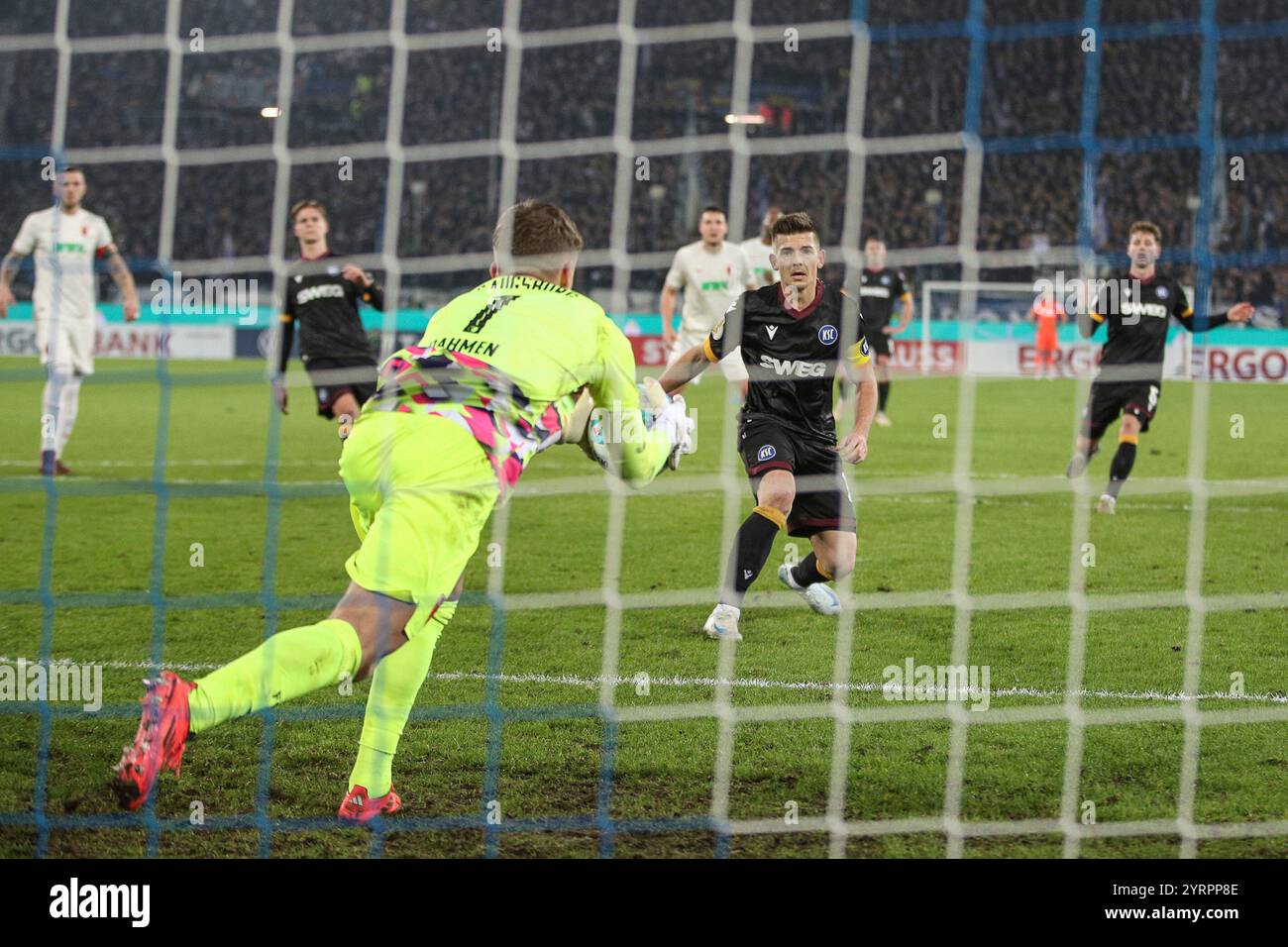Karlsruhe, Germania. 4 dicembre 2024. Vergebener Elfmeter Marvin Wanitzek (Karlsruher SC, #10) Finn Dahmen (FC Augsburg, Torwart #01), Karlsruher SC vs. FC Augsburg, Fussball, DFB-Pokal, Achtelfinale, 2024/2025, 04.12.2024, LE NORMATIVE DFL VIETANO QUALSIASI USO DI FOTOGRAFIE COME SEQUENZE DI IMMAGINI E/O QUASI-VIDEO, foto: Eibner-Pressefoto/Jan Prihoda credito: dpa/Alamy Live News Foto Stock