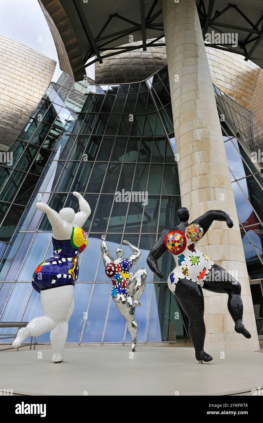 Mostra temporanea di "Nanas" dell'artista francese Niki de Saint Phalle (1930-2002) presso il Museo Guggenheim progettato dall'architetto Frank Gehry di Bilb Foto Stock