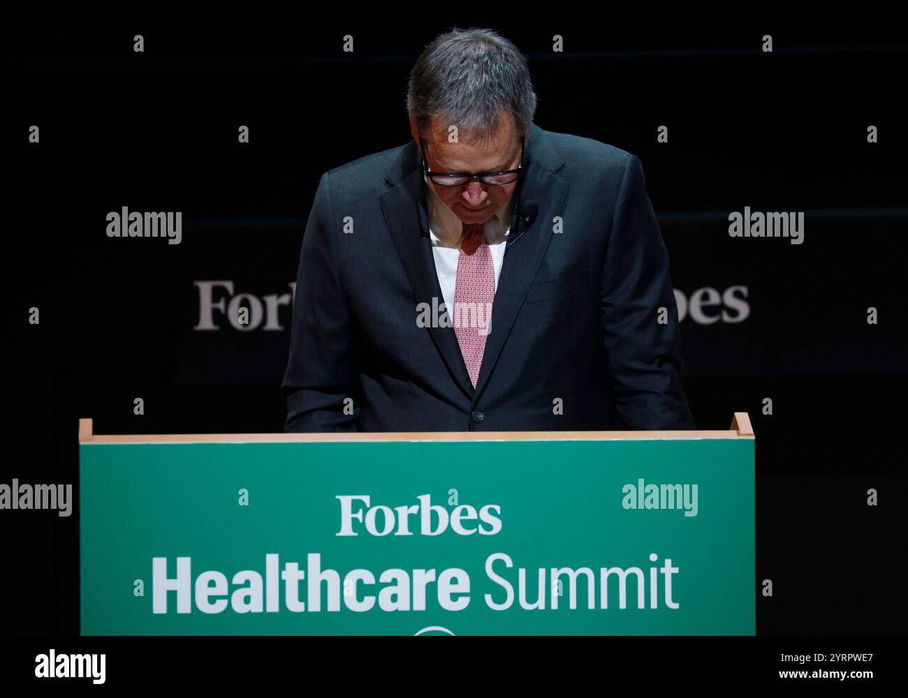 New York, Stati Uniti. 4 dicembre 2024. Mike Federle, CEO di Forbes Media LLC, chiede un momento di silenzio dopo la sparatoria fatale del CEO di UnitedHealthcare Brian Thompson al Forbes Healthcare Summit 2024 alla Murphy Alumni Hall - NYU Langone Health a New York City mercoledì 4 dicembre 2024. Foto di John Angelillo/UPI credito: UPI/Alamy Live News Foto Stock