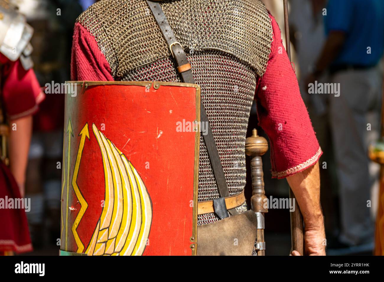 dettaglio di un antico soldato romano, legionario romano in mantello di posta durante una festa storica Foto Stock