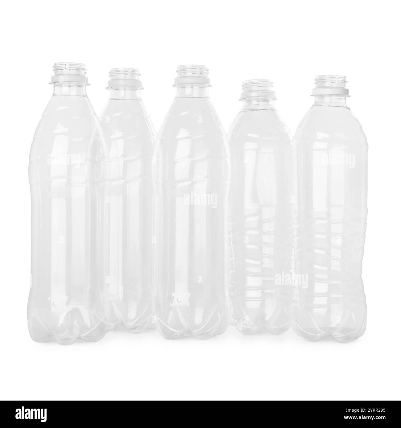 Molti flaconi di plastica vuoti isolati su bianco Foto Stock