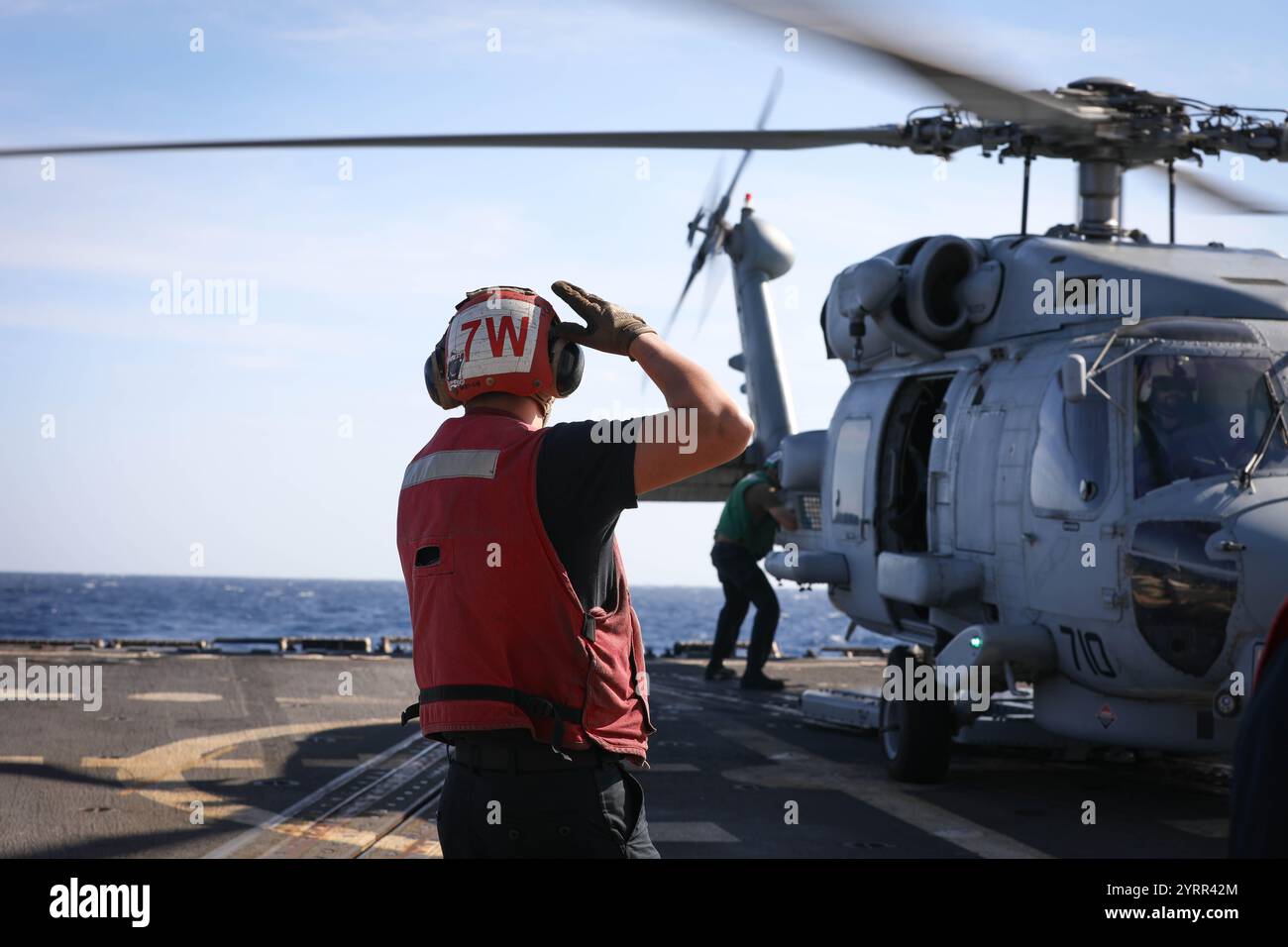 AREA DI RESPONSABILITÀ DI COMANDO CENTRALE degli Stati Uniti (1 dicembre 2024) i marinai statunitensi preparano un MH-60R Sea Hawk, assegnato all'Helicopter Maritime Strike Squadron (HSM) 72, per le operazioni di volo a bordo del cacciatorpediniere missilistico guidato classe Arleigh Burke USS Jason Dunham (DDG 109) nell'area di responsabilità del comando centrale degli Stati Uniti. (Foto ufficiale della Marina degli Stati Uniti) Foto Stock