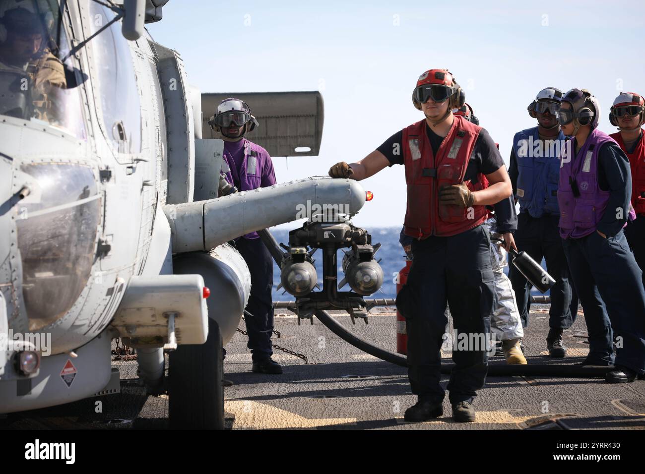 AREA DI RESPONSABILITÀ DI COMANDO CENTRALE degli Stati Uniti (1 dicembre 2024) i marinai statunitensi riforniscono un MH-60R Sea Hawk, assegnato all'Helicopter Maritime Strike Squadron (HSM) 72, mentre si preparano per le operazioni di volo a bordo del cacciatorpediniere missilistico guidato classe Arleigh Burke USS Jason Dunham (DDG 109) nell'area di responsabilità del comando centrale degli Stati Uniti. (Foto ufficiale della Marina degli Stati Uniti) Foto Stock