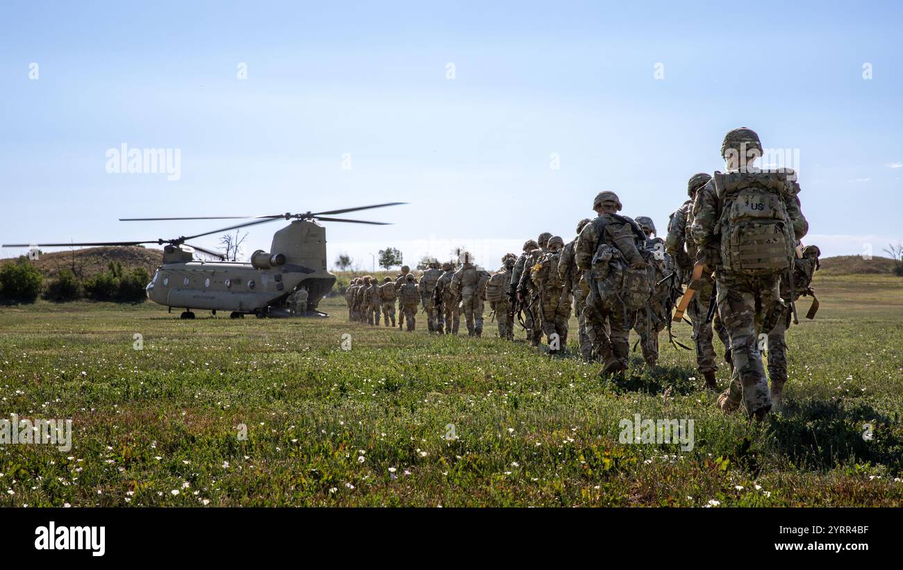 Il maggior numero di concorrenti letali della 4th Infantry Division imbarca un elicottero CH-47 Chinook, 17 giugno 2024, durante la competizione a squadre più letale a Fort Carson, Colorado. Dopo aver completato la parte Army Combat fitness test della competizione, i soldati Ivy si diressero al loro prossimo test. (Foto U.S. Army di PFC. Jonathan Reyes) Foto Stock