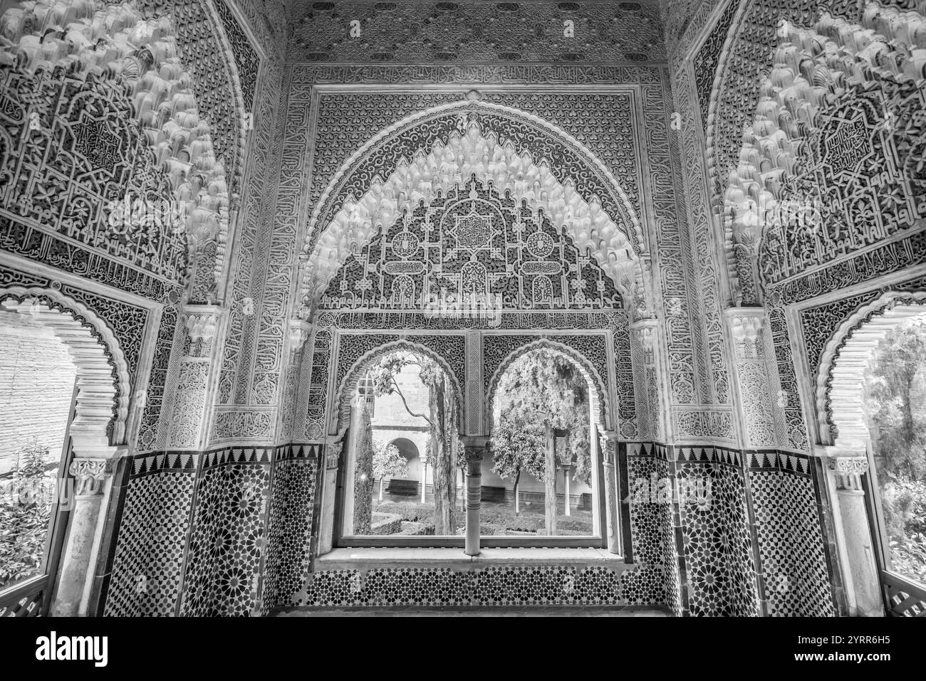 Granada, Spagna - 22 novembre 2022: Palazzo dell'Alhambra Mirador di Daraxa (Mirador de Daraxa o lindaraja) archi con mocarabes murale intonaco striscia an Foto Stock