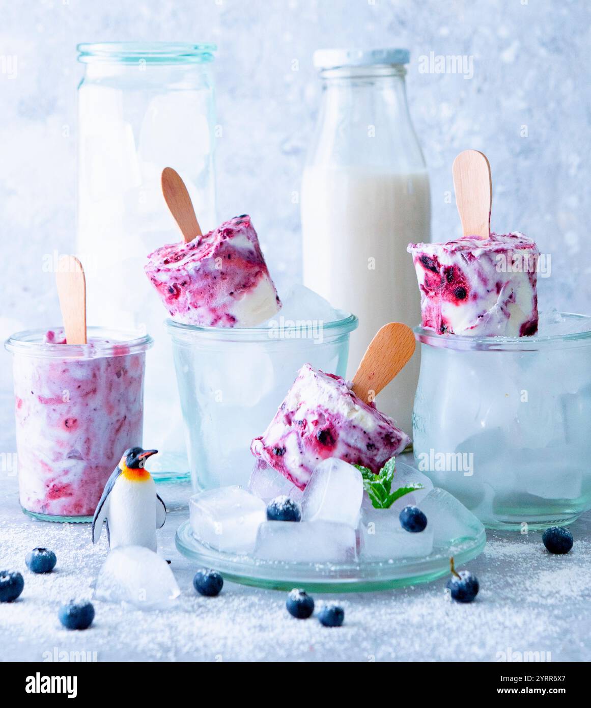Papavero a base di yogurt ai mirtilli Foto Stock