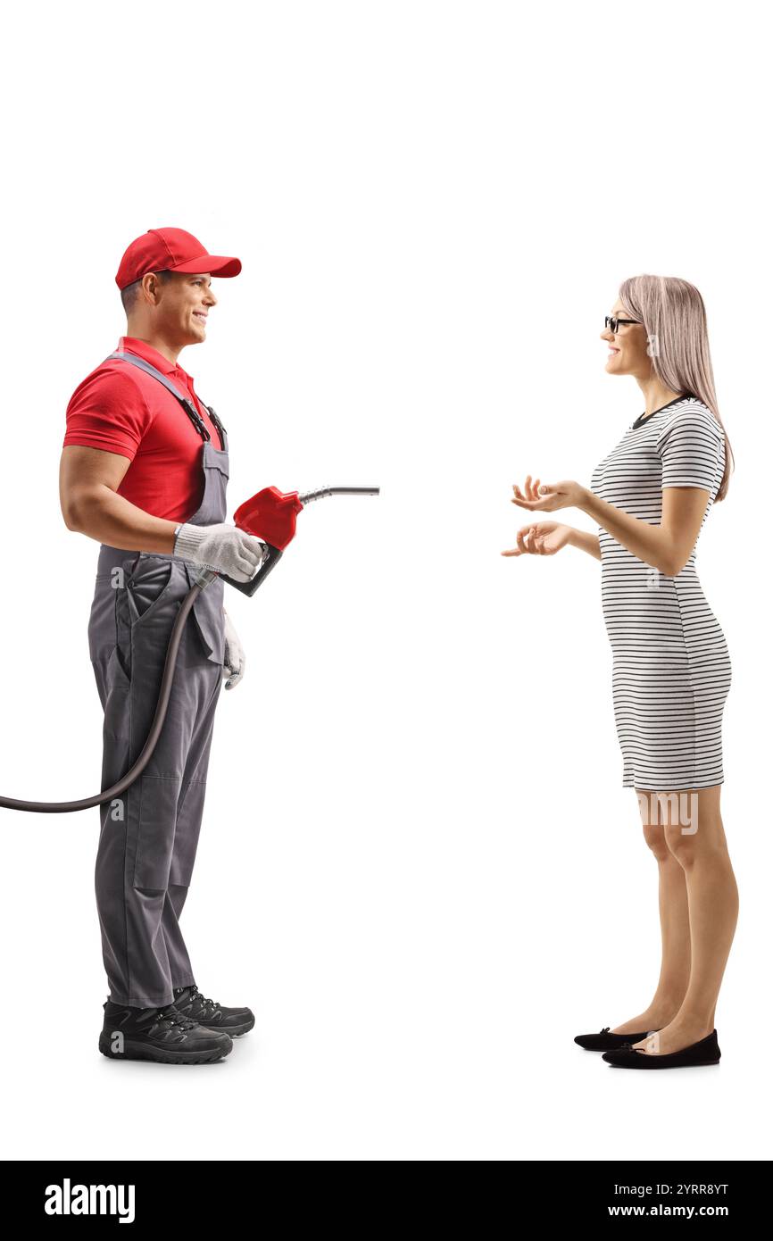 Donna che parla con un lavoratore di una stazione di servizio con una pistola di rifornimento isolata su sfondo bianco Foto Stock