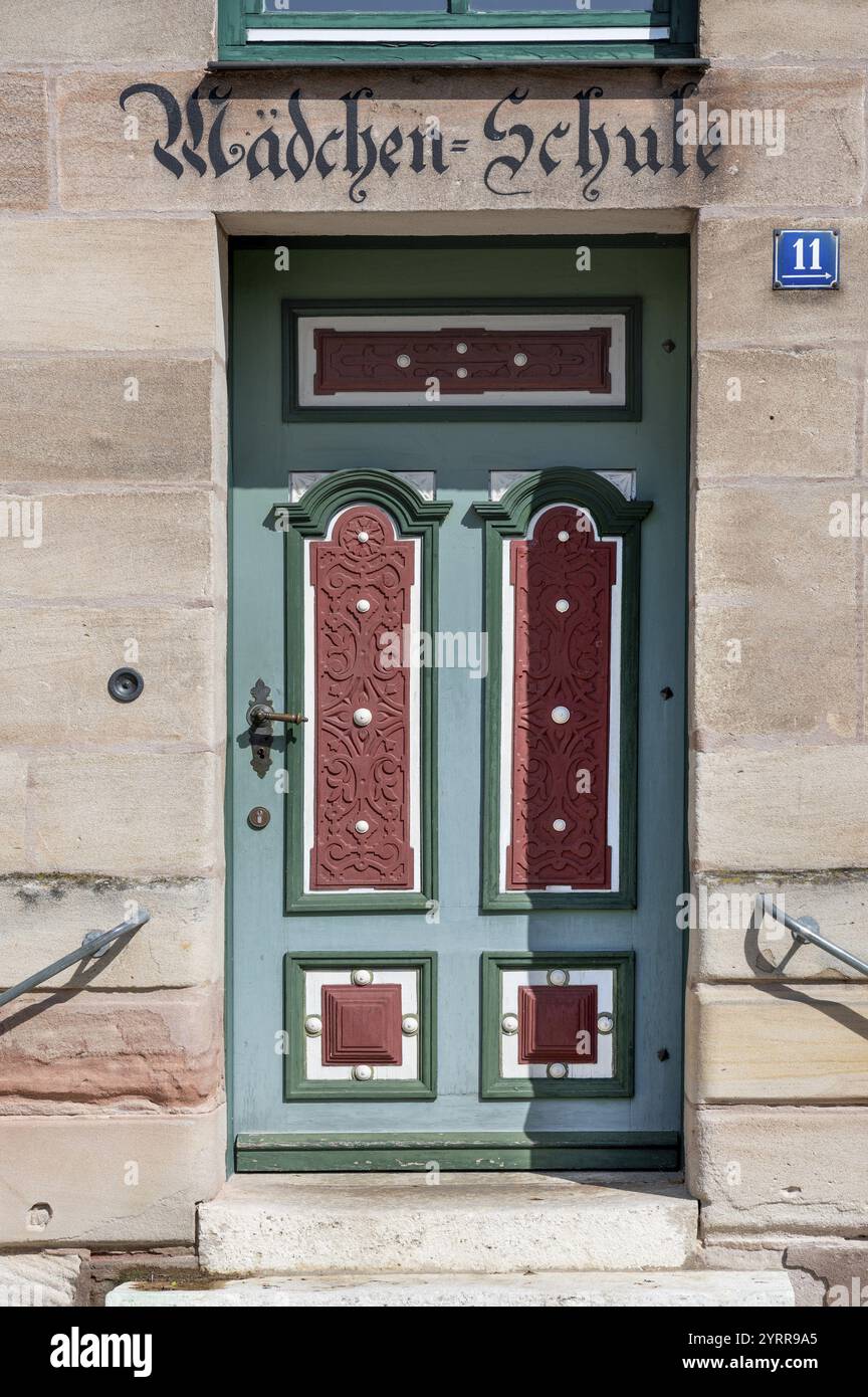 Porta d'ingresso dell'ex scuola femminile, costruita nel 1886, oggi scuola di musica e centro giovanile, Kirchenstrasse 11, Hiltpoltstein, Media Franconia, B. Foto Stock