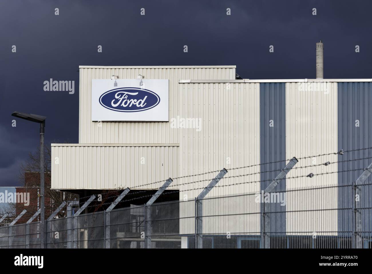 Fordwerke Sued, logo sull'edificio, Ford Werke GmbH, Colonia-Niehl, Renania settentrionale-Vestfalia, Germania, Europa Foto Stock