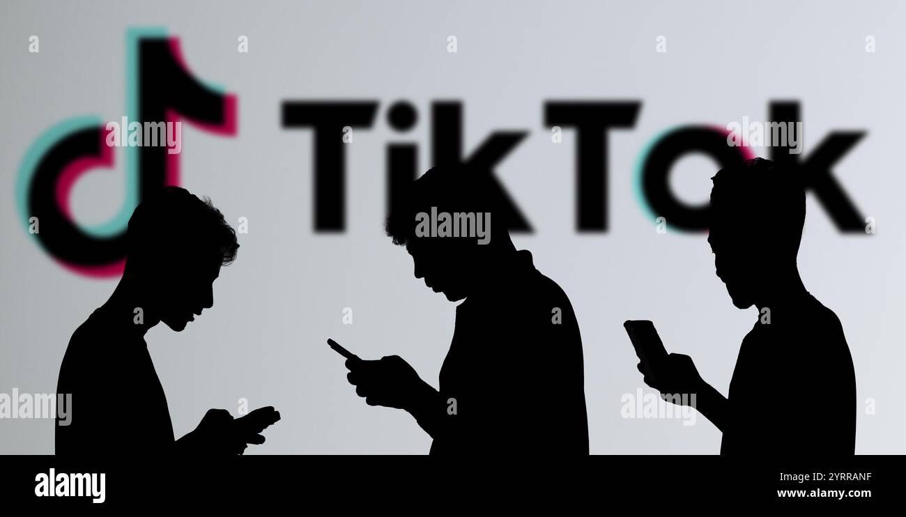 Persona d'affari che utilizza tiktok per telefono Foto Stock