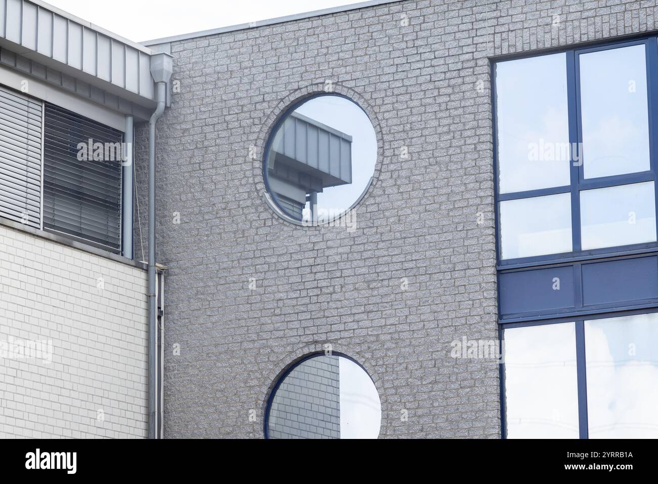 Facciata e finestre di un edificio in acciaio e vetro Foto Stock