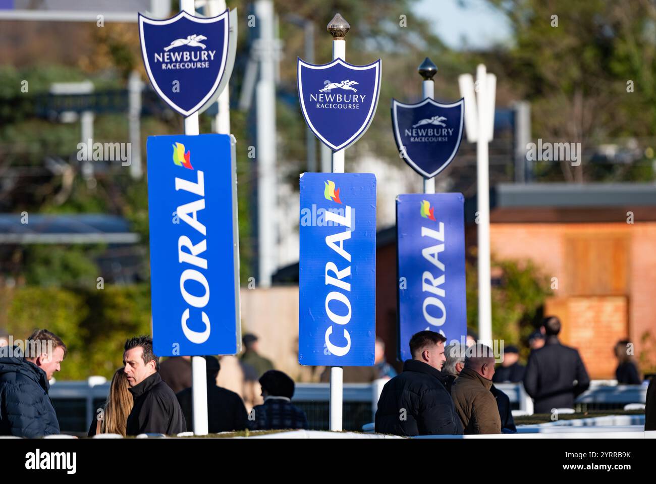 Scene dall'ippodromo di Newbury nel Coral Long Distance Hurdle Day. Foto Stock