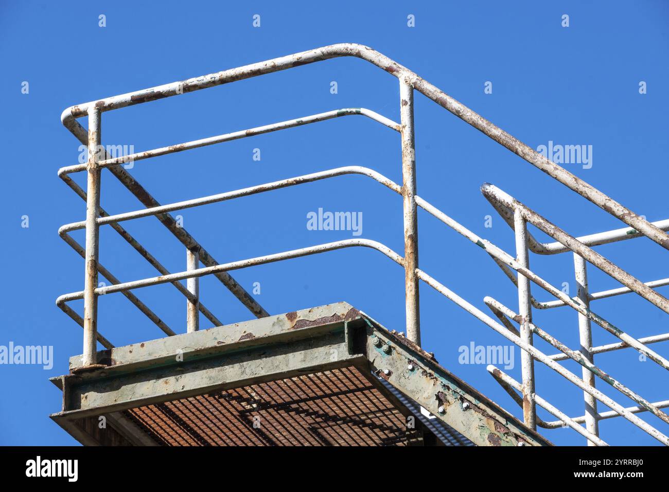 Scala di metallo fuori dall'edificio Foto Stock