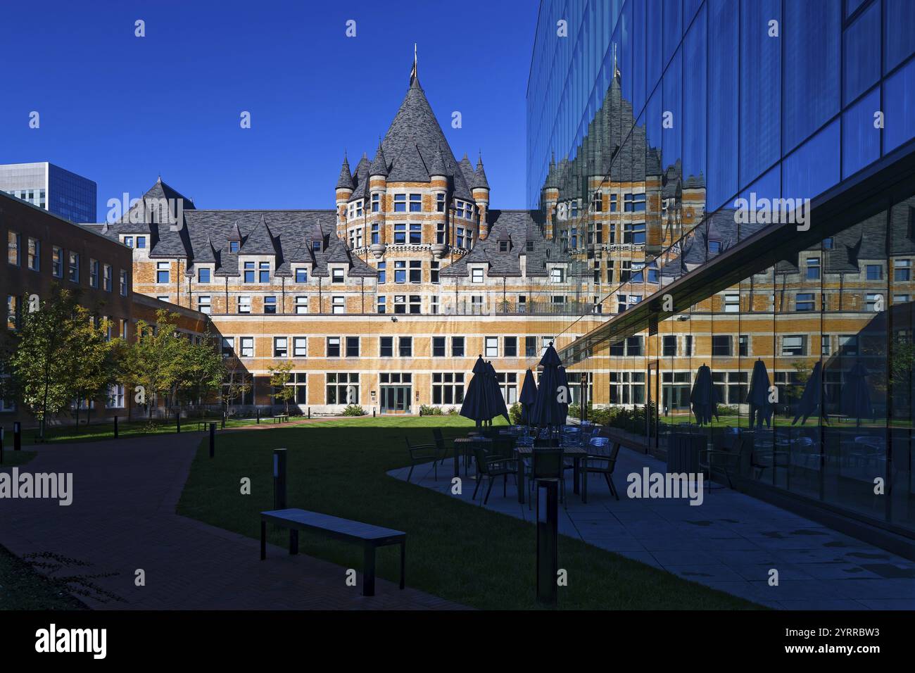 Architettura, ex stazione ferroviaria di Viger tra edifici moderni, Montreal, provincia del Quebec, Canada, Nord America Foto Stock