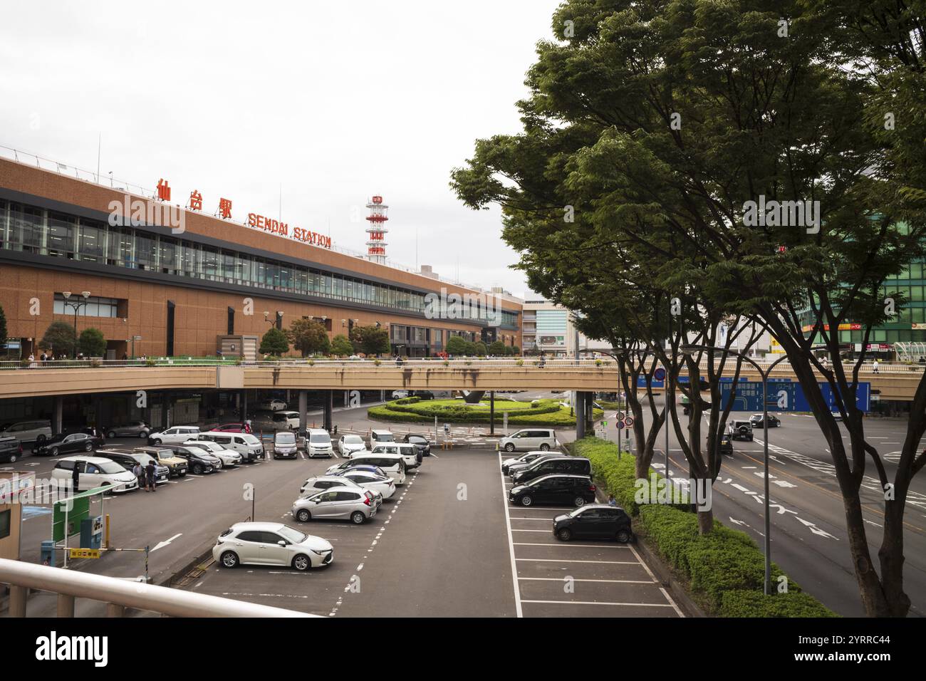 Parcheggio e passerelle pedonali sospese, stazione ferroviaria principale di Sendai, Giappone, Asia Foto Stock