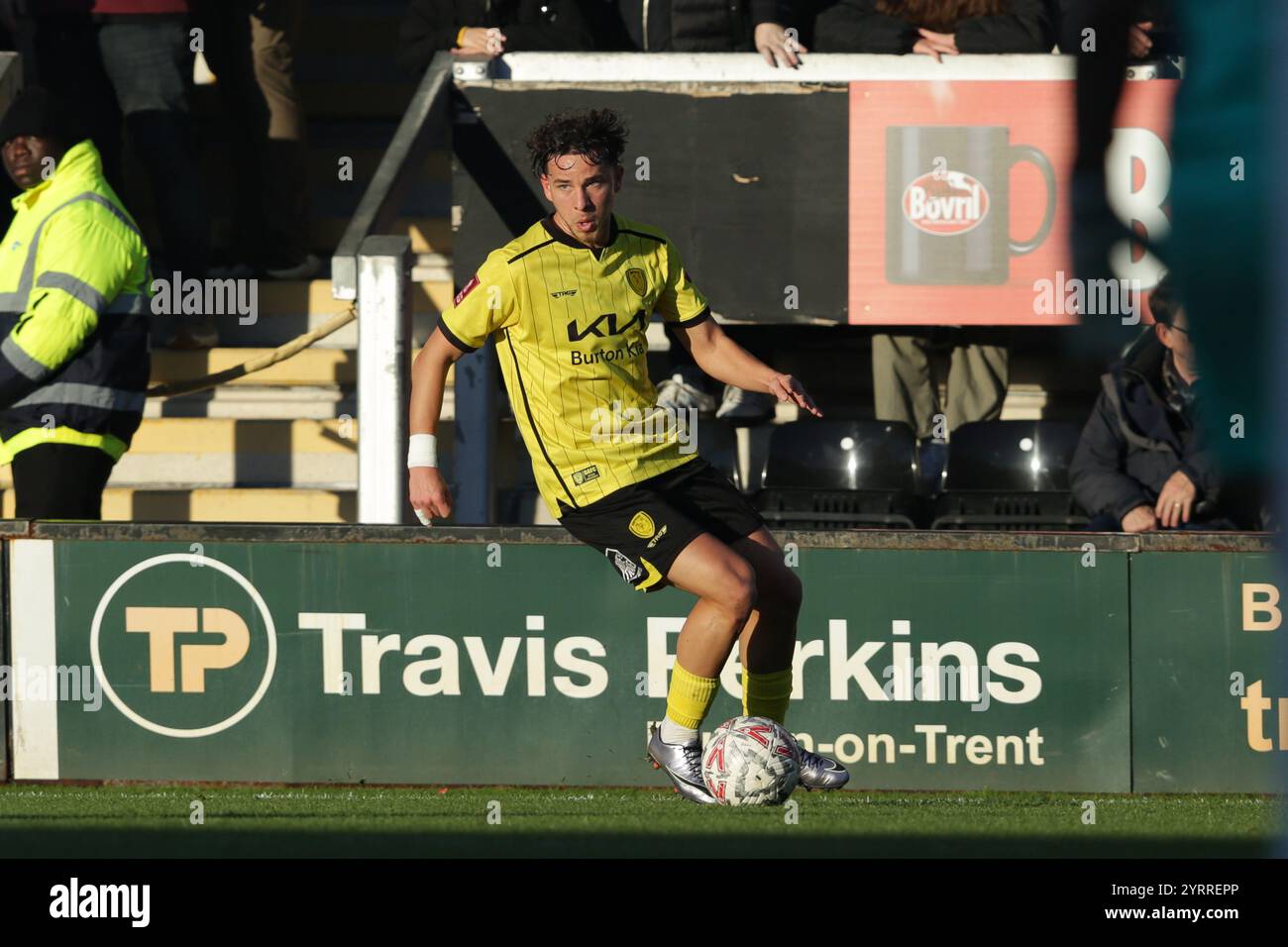 Burton Upon Trent, Regno Unito, 1 dicembre 2024. Tomas Kalinauskas di Burton Albion durante il match tra Burton Albion e Tamworth. Secondo turno fa Cup Foto Stock