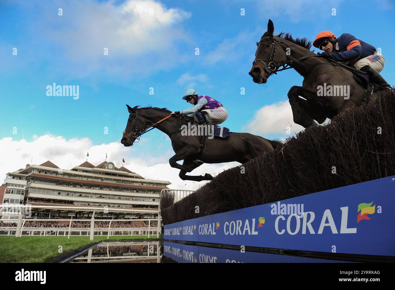 Fidelio Vallis e le Milos saltano l'acqua all'ippodromo di Newbury nel Coral Gold Day 2024. Foto Stock