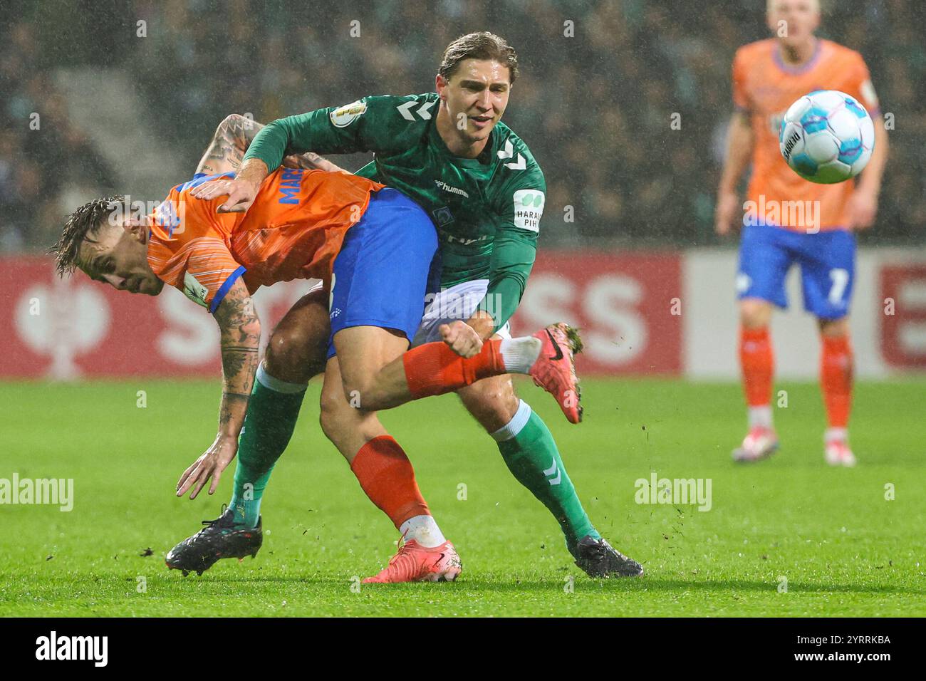 Brema, Germania. 3 dicembre 2024. DFB Pokal - SV Werder Brema - SV Darmstadt 98 am 03.12.2024 im Weserstadion a Brema Niklas Stark (Brema 4) gegen Luca Marseiler (Darmstadt 8) foto: Osnapix le normative DFB vietano qualsiasi uso di fotografie come sequenze di immagini e/o quasi-video crediti: dpa/Alamy Live News Foto Stock