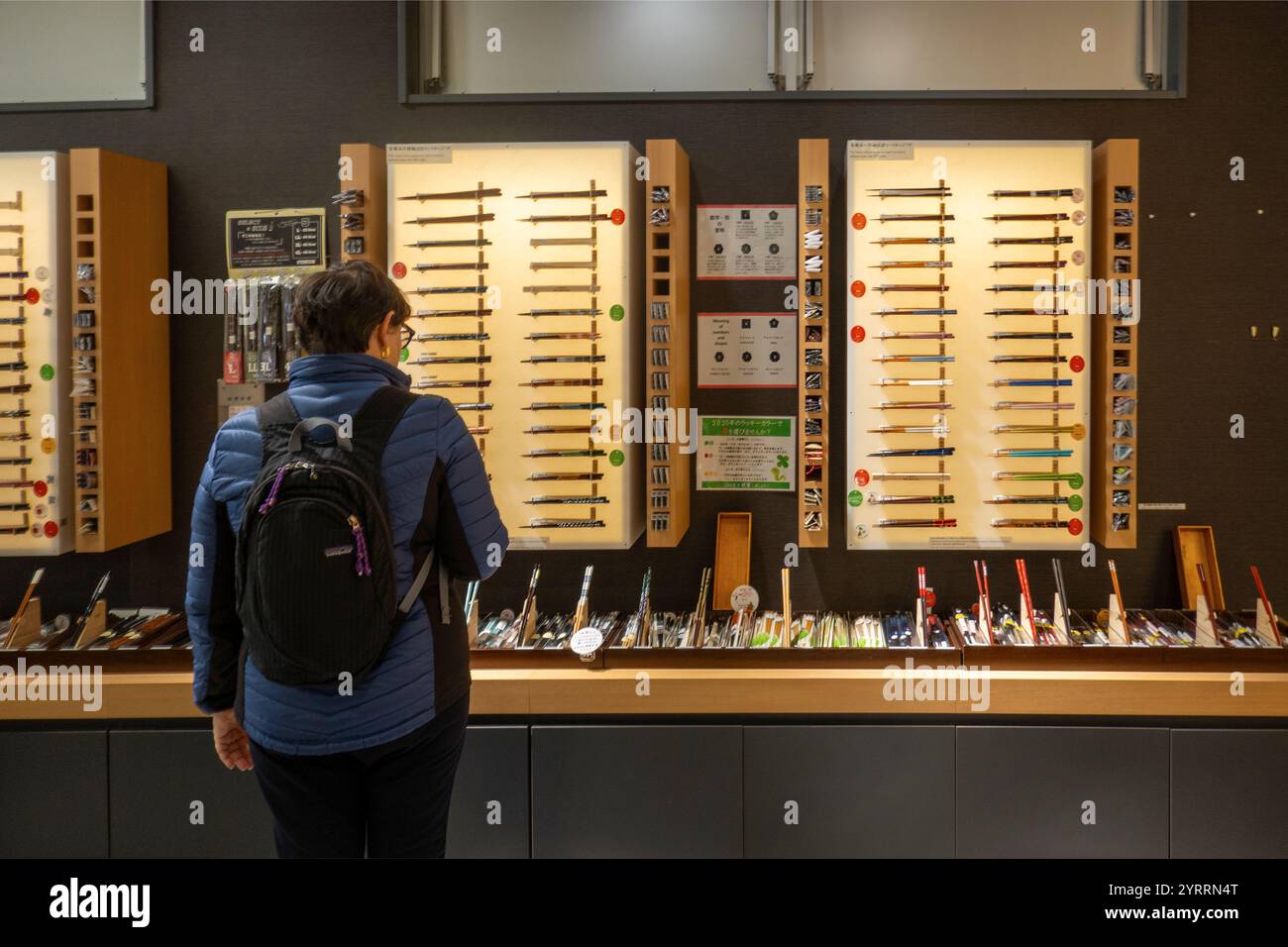 Negozio di chopstick via Kappabashi-dori vicino a Ueno e al quartiere Asakusa di Tokyo in Giappone Foto Stock