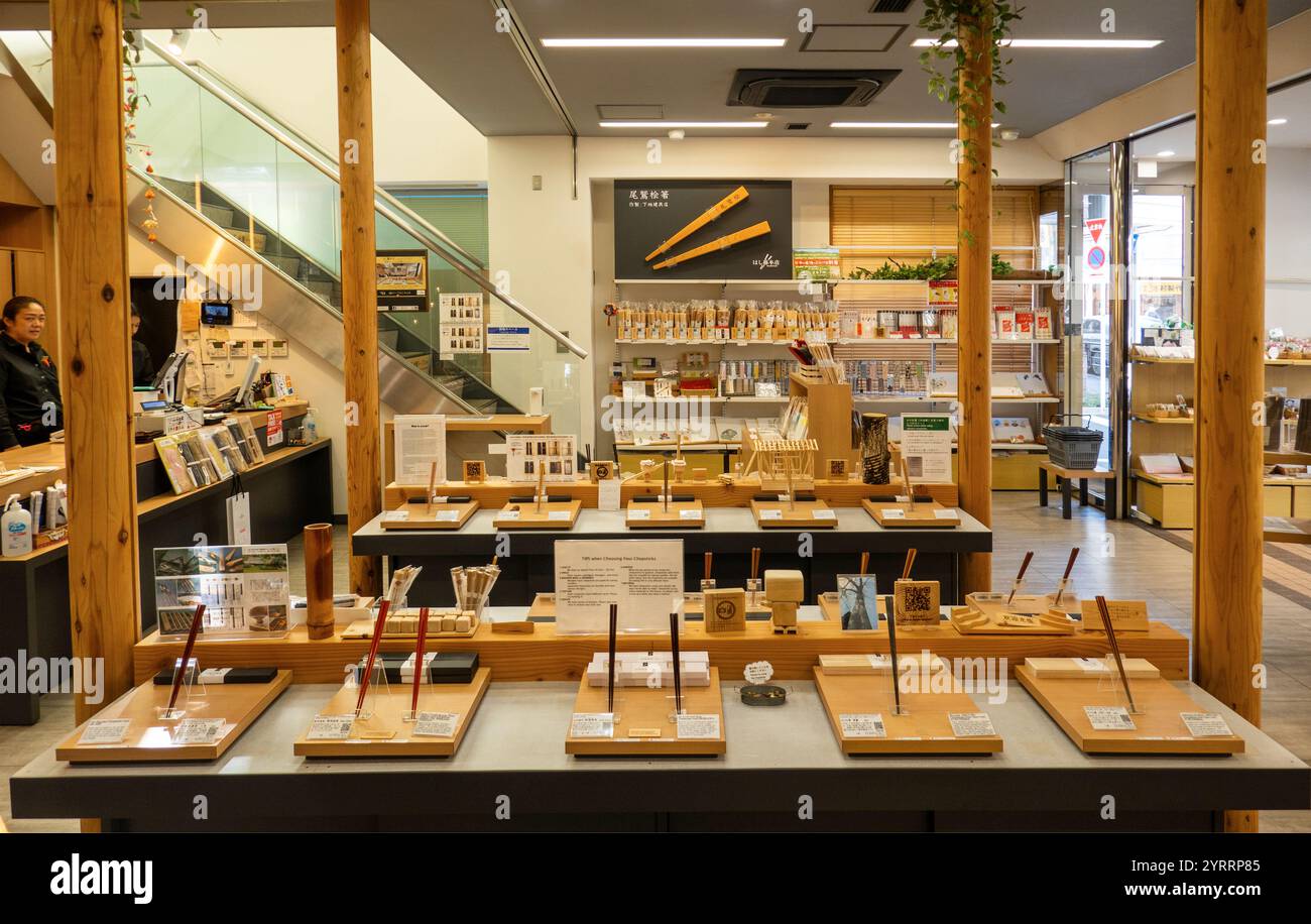 Negozio di chopstick in via Kappabashi-dori ad Asakusa Toyko in Giappone Foto Stock