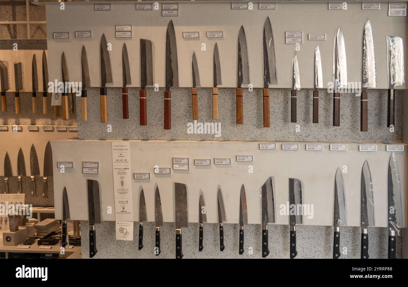 Negozio di coltelli in via Kappabashi-dori nella zona di Ueno Asakusa a Tokyo in Giappone Foto Stock