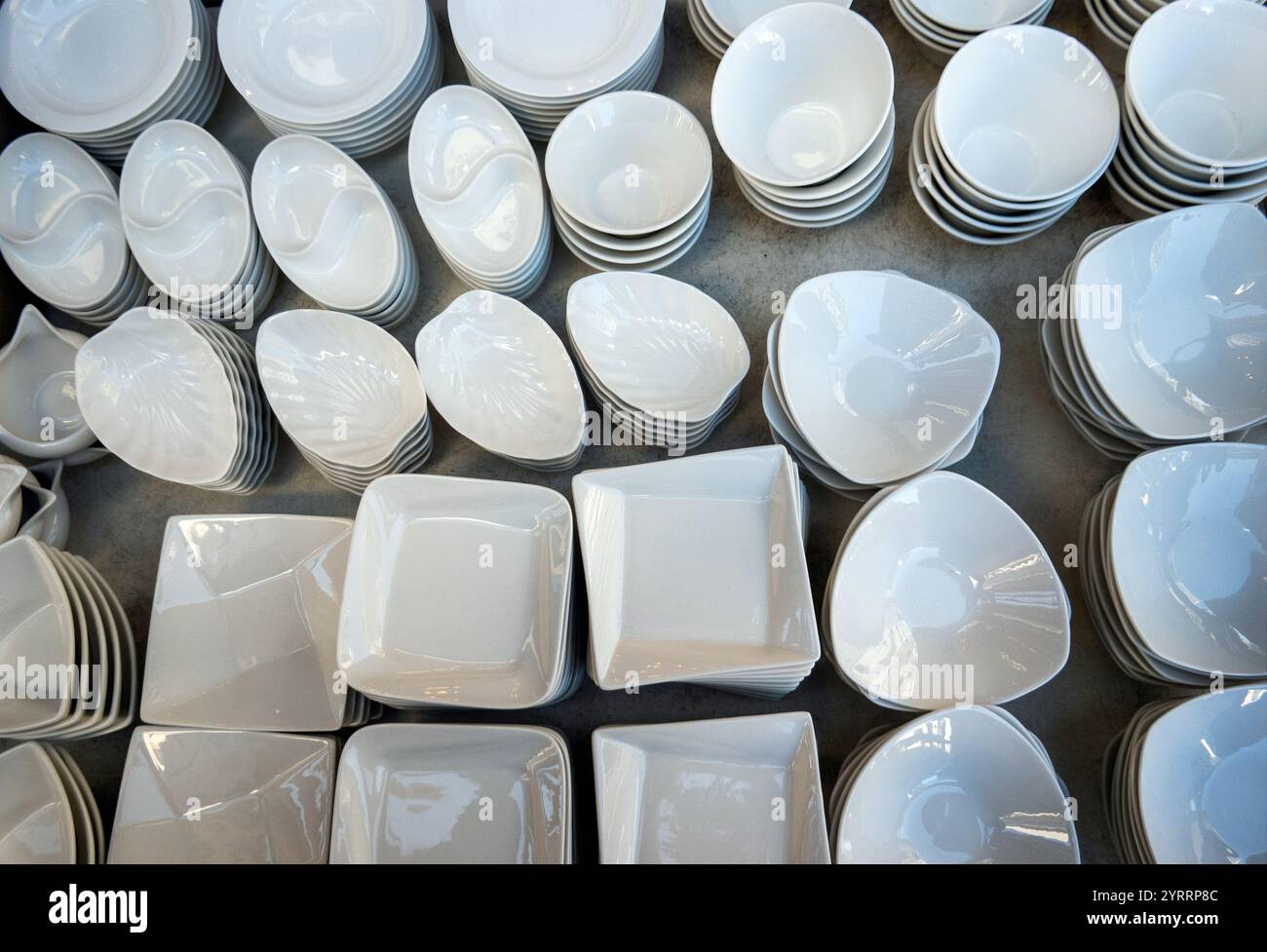 Piatti bianchi in un negozio nella via Kappabashi-dori ad Asakusa Toyko in Giappone Foto Stock