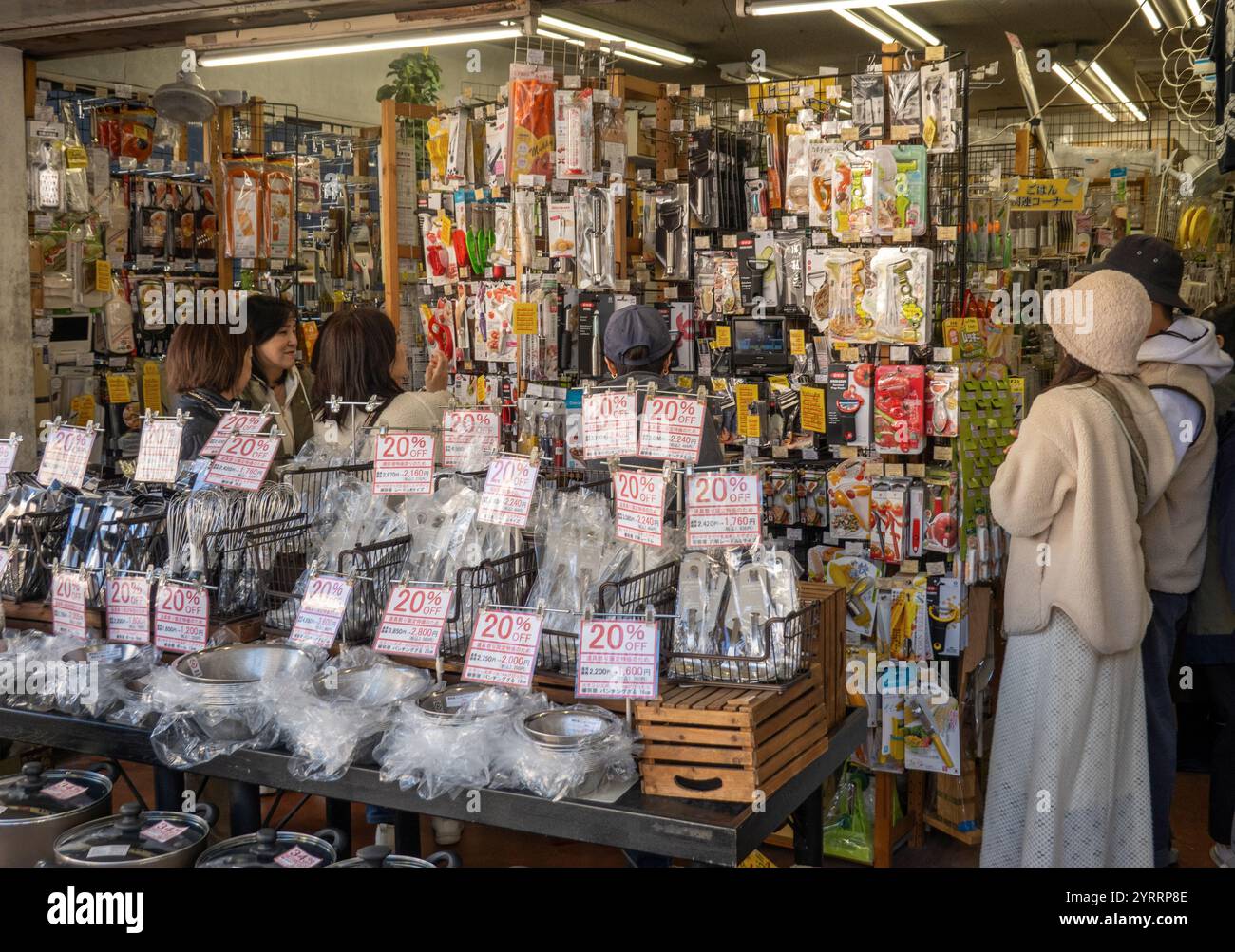 Negozio di forniture per ristoranti in via Kappabashi-dori a Ueno Asakusa Tokyo Giappone Foto Stock