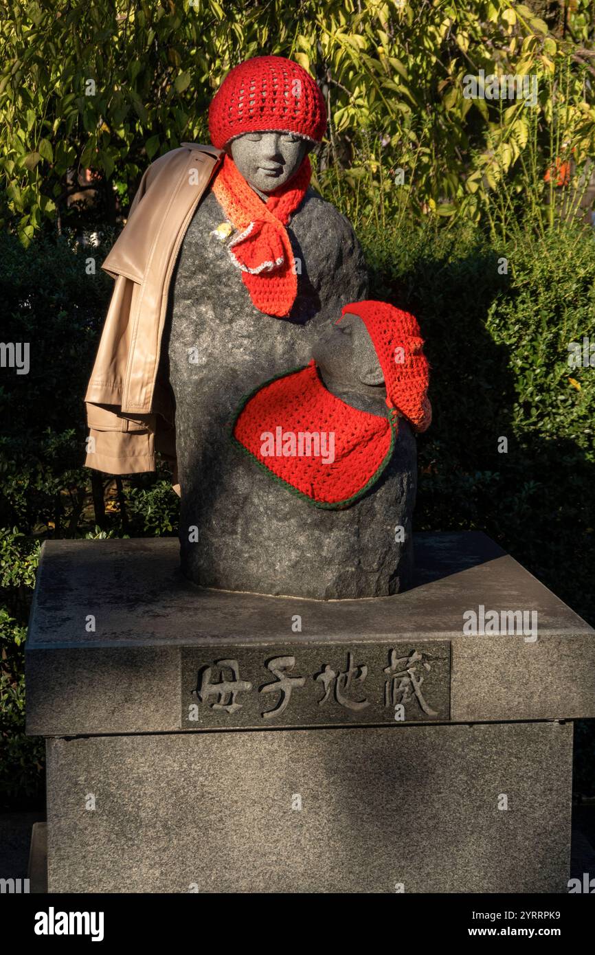 Statua della madre e del bambino Jizo sul terreno del santuario senso-ji nella città di Asakusa Taito Tokyo Giappone Foto Stock