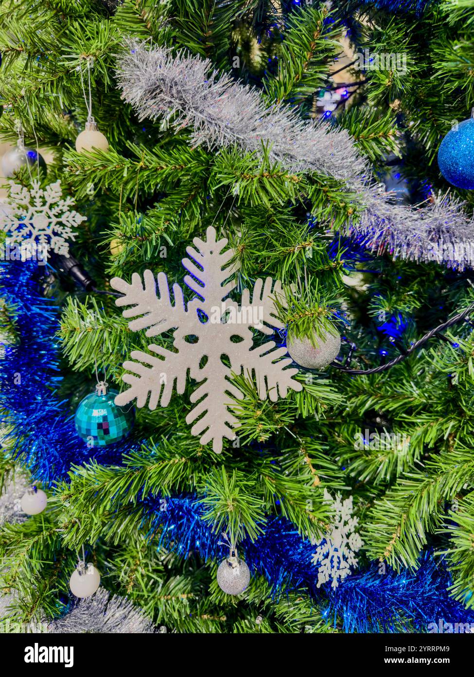 Decorazioni dell'albero di natale a tema blu Foto Stock