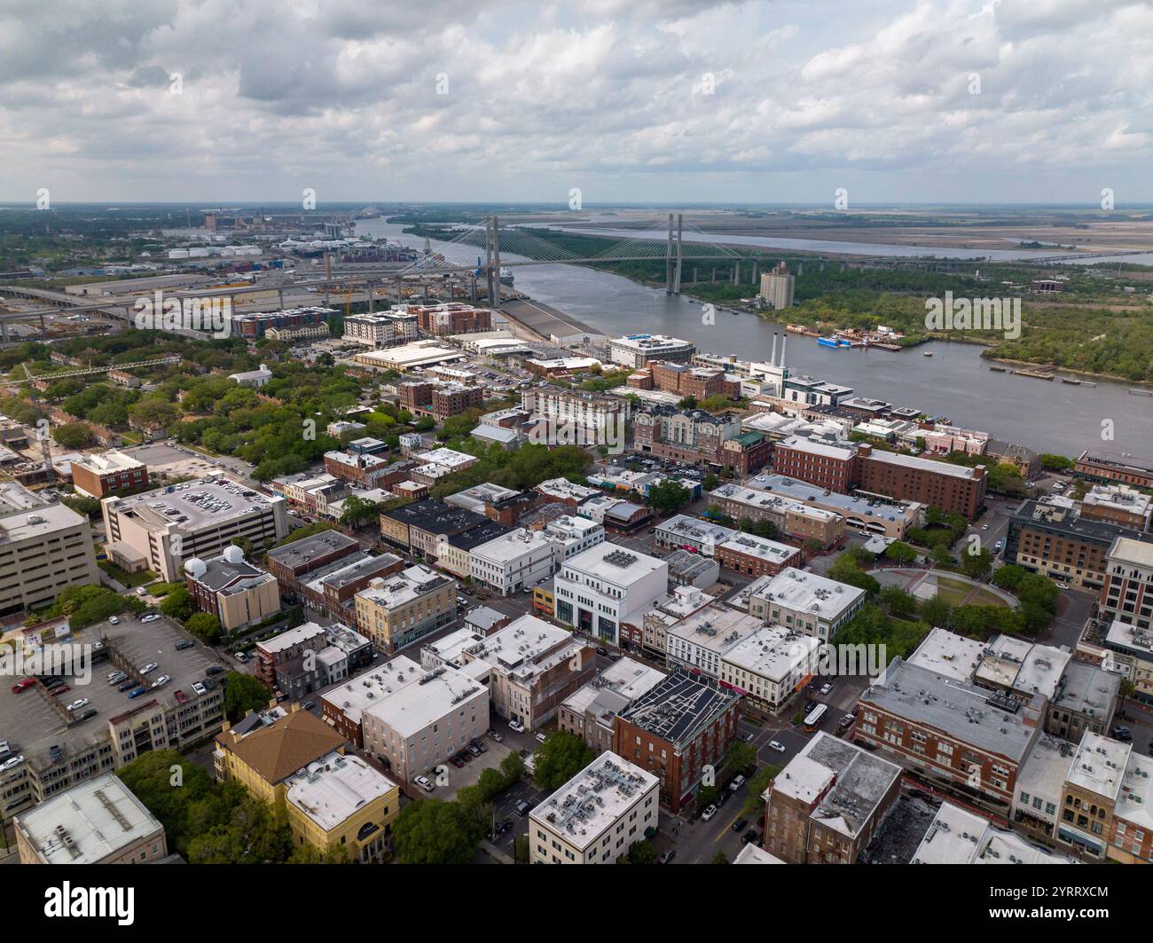 6 APRILE 2022, SAVANNAH GEORGIA, USA - Vista aerea della storica città di Savannah Georgia e del fiume Savannah Foto Stock