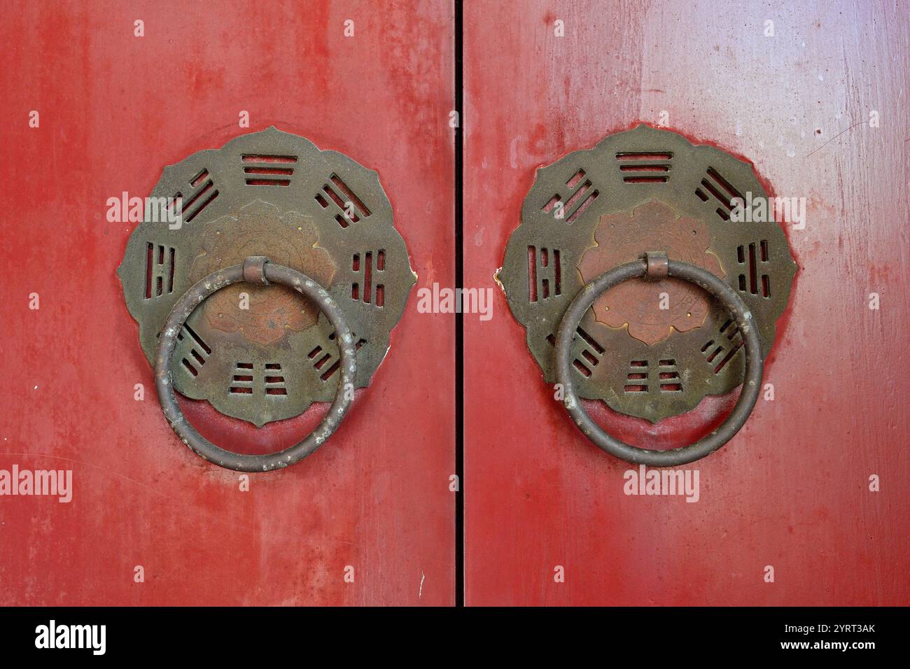 Il tradizionale simbolo bagua del "Paradiso precedente" batte la porta, con il trigramma del cielo in alto e il trigramma della Terra in basso, su una porta del tempio taoista cinese Foto Stock