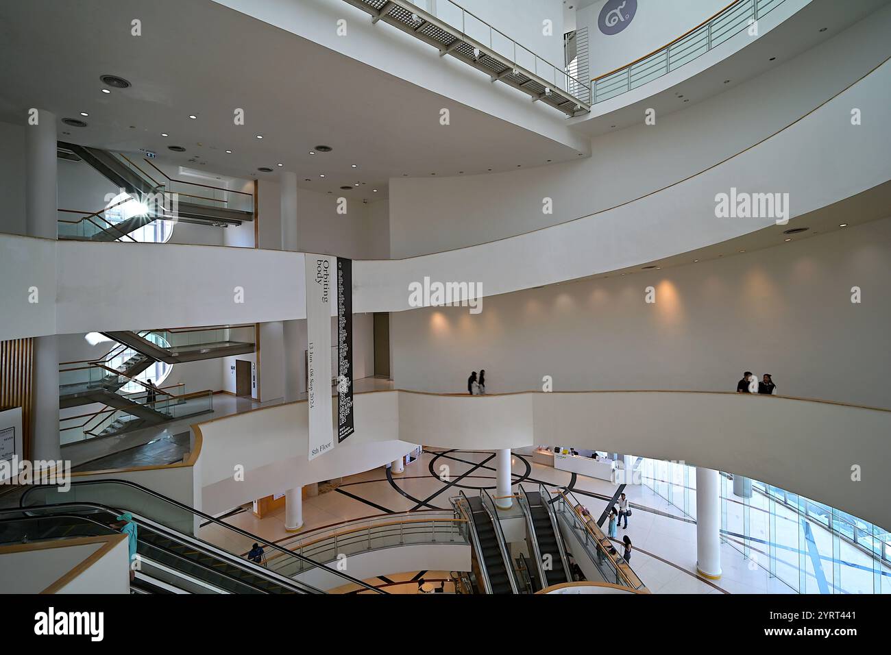 Il Bangkok Art and Culture Centre (BACC) offre gallerie ariose e spaziose, nonché molta luce naturale nel suo design architettonico Foto Stock