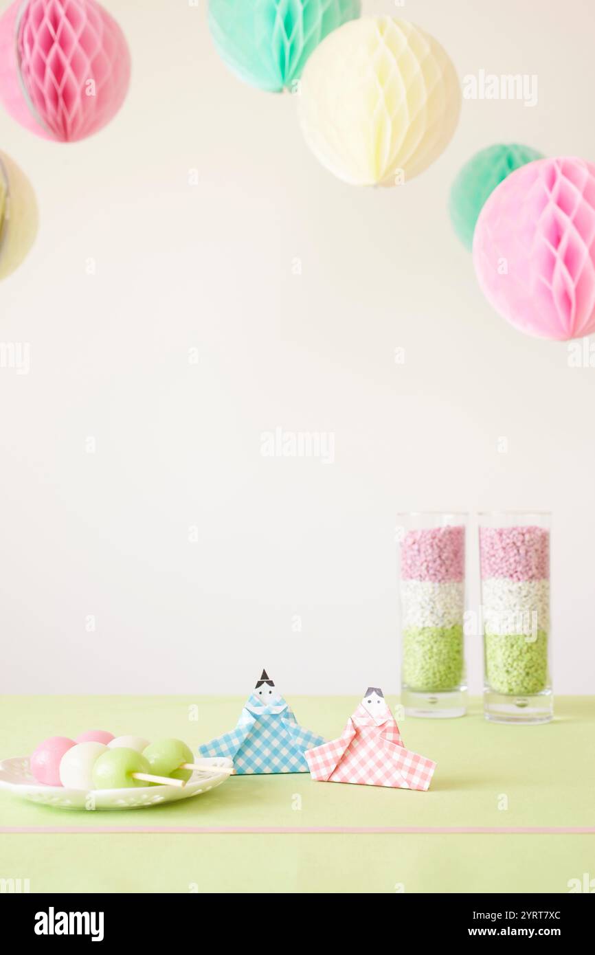 Bambole HiNA e articoli da festa realizzati con origami posti su un tavolo Foto Stock