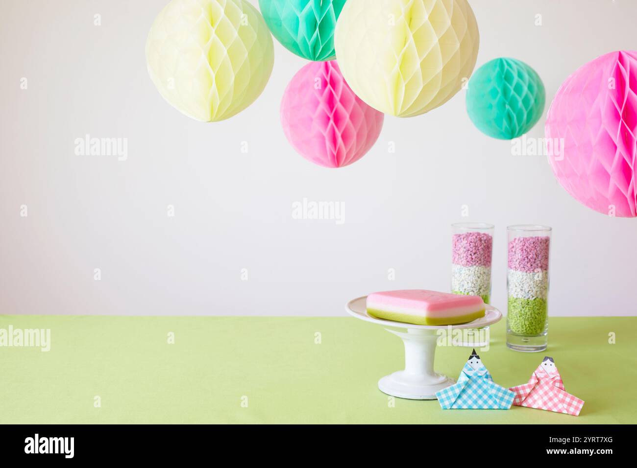 Bambole HiNA e articoli da festa realizzati con origami posti su un tavolo Foto Stock