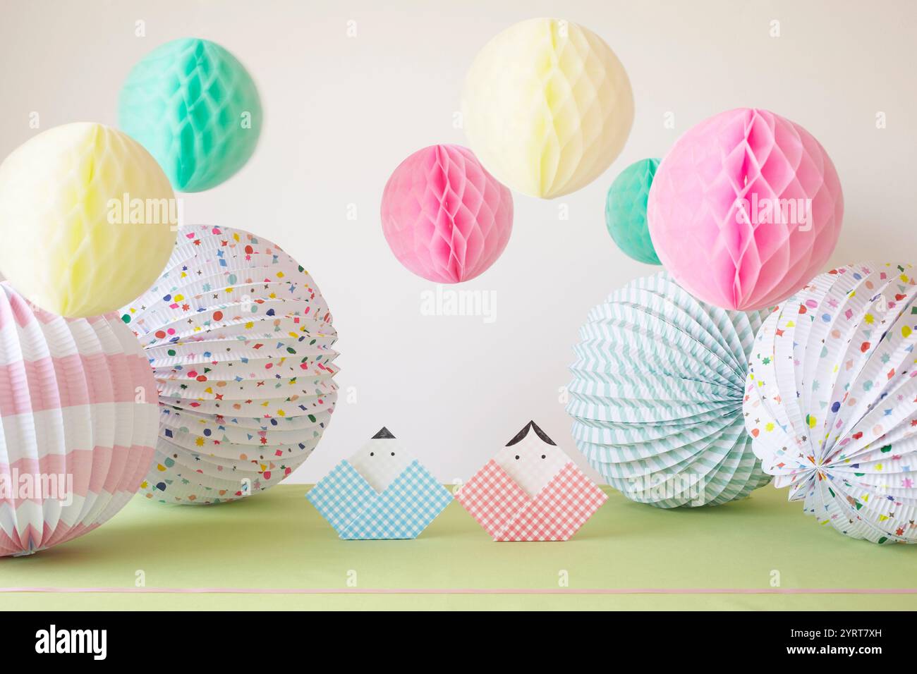 Bambole HiNA e articoli da festa realizzati con origami posti su un tavolo Foto Stock