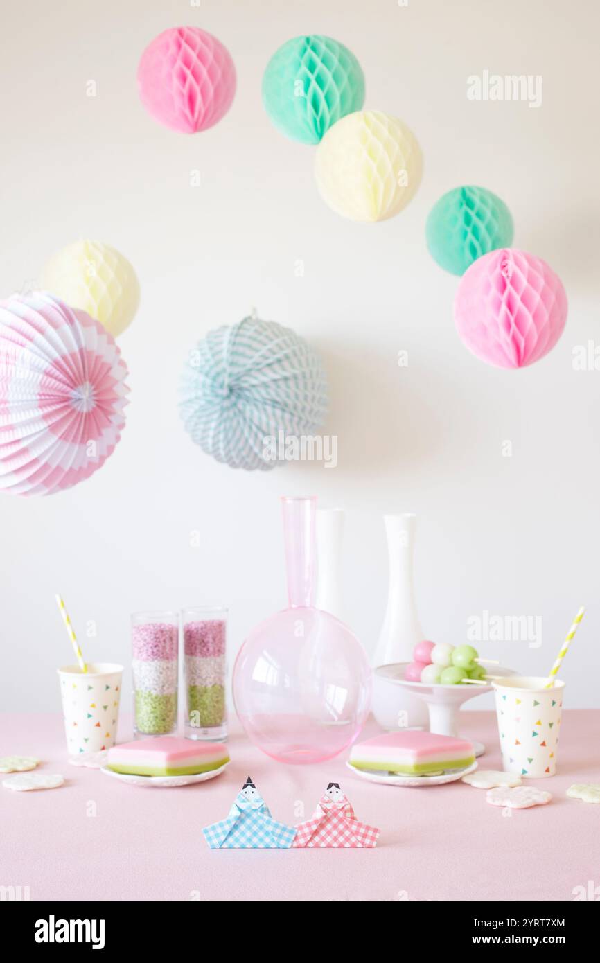 Bambole HiNA e articoli da festa realizzati con origami posti su un tavolo Foto Stock