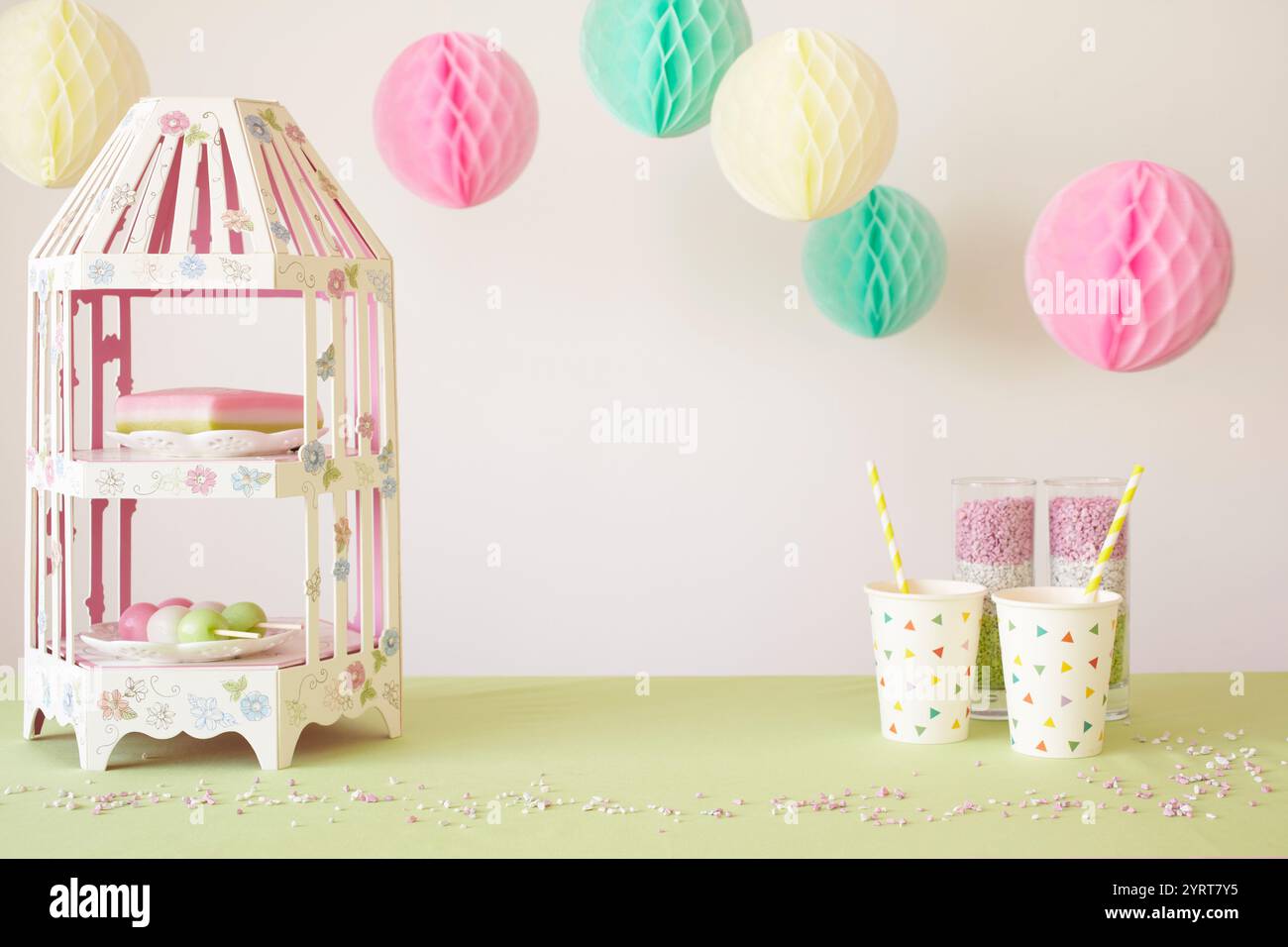 Articoli da festa per il Festival delle bambole sul tavolo Foto Stock