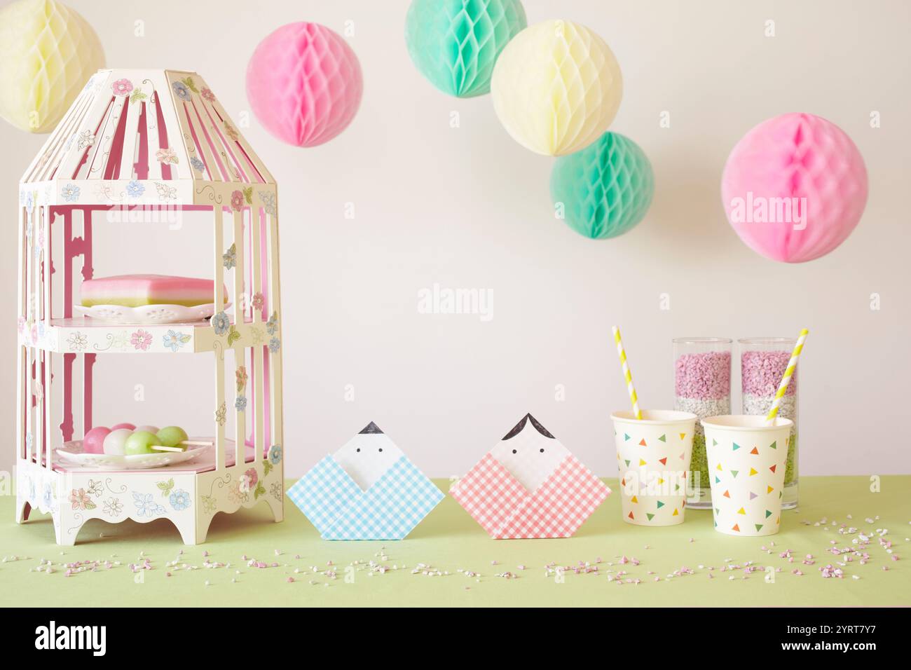 Bambole HiNA e articoli da festa realizzati con origami posti su un tavolo Foto Stock