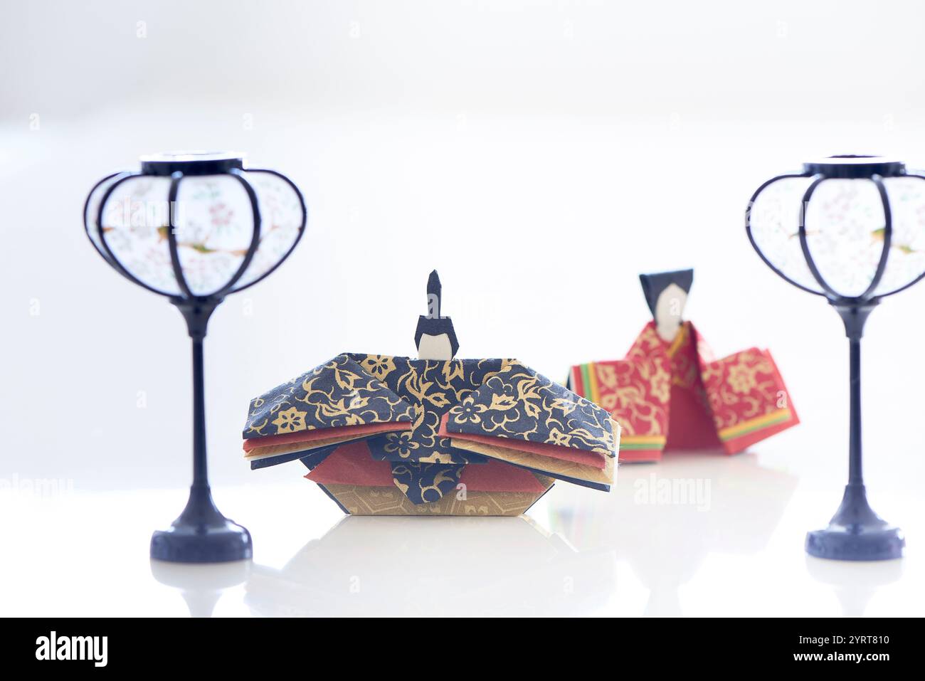 Bambole HiNA e bambole Emperor esposte in uno spazio bianco Foto Stock