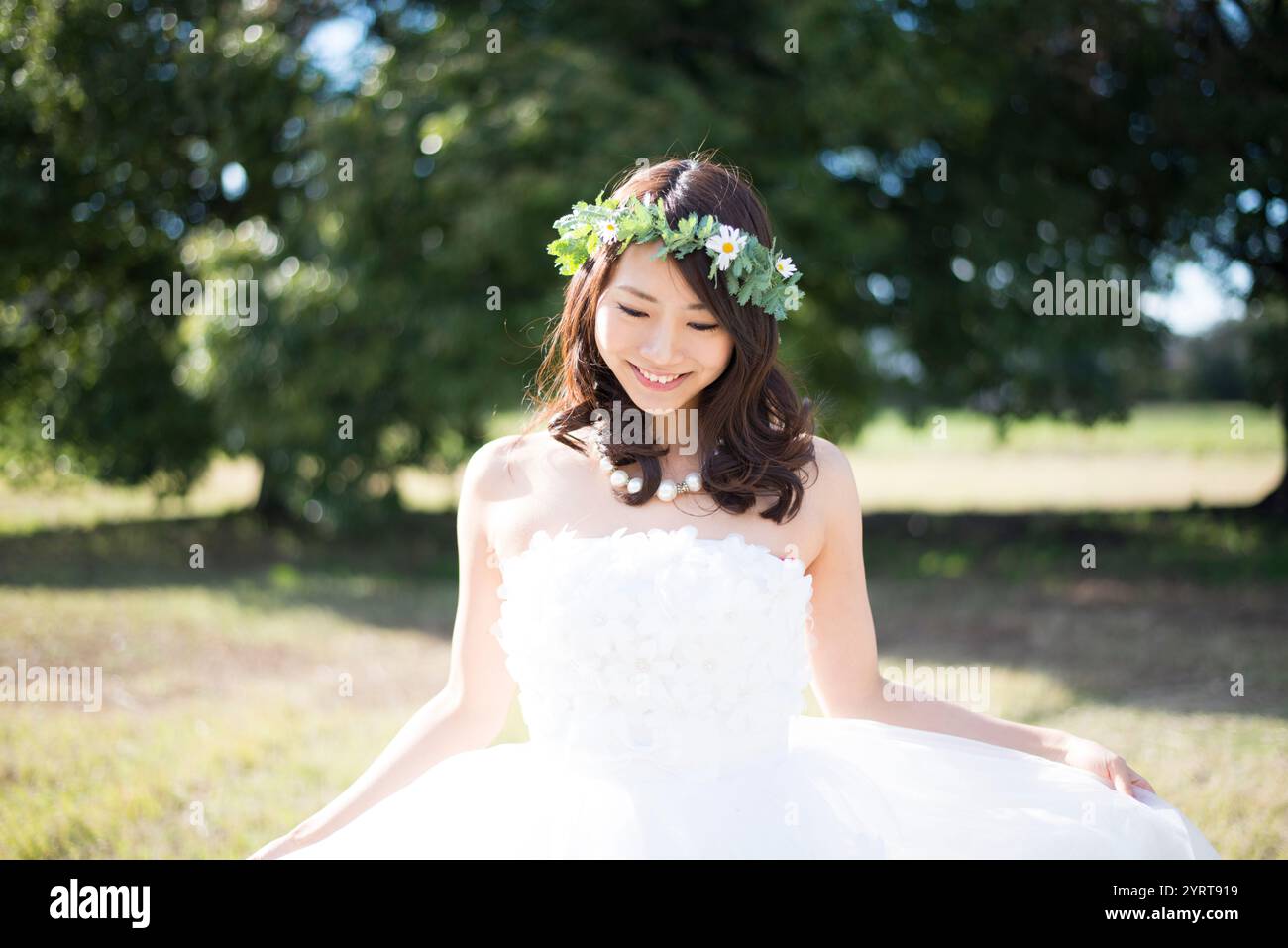 Una donna con un abito da sposa che spalanca il suo vestito Foto Stock