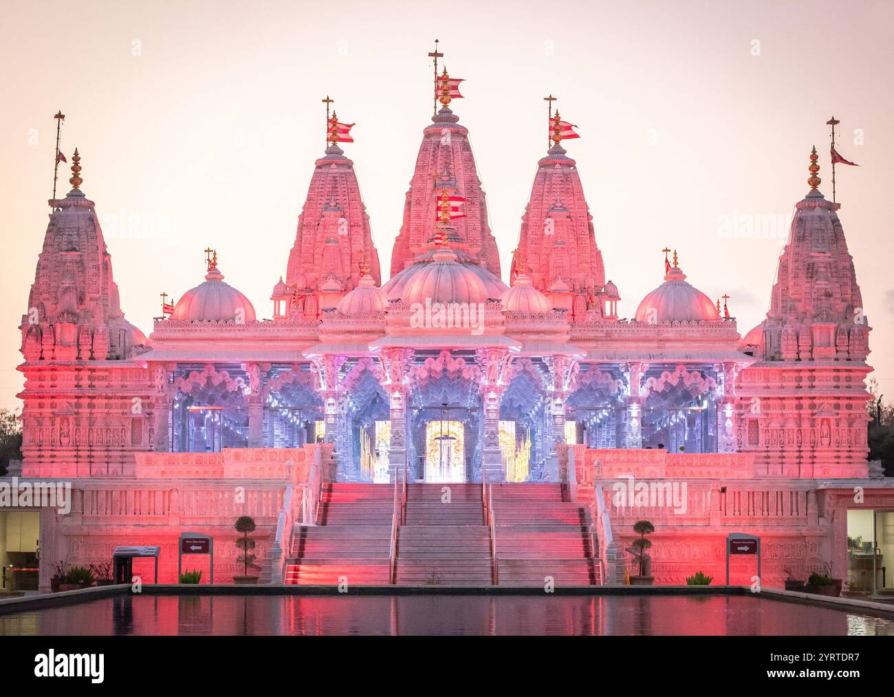 Tempio Shri Swaminarayan Mandir illuminato in rosso foto scattata a Houston in Texas al tramonto Foto Stock