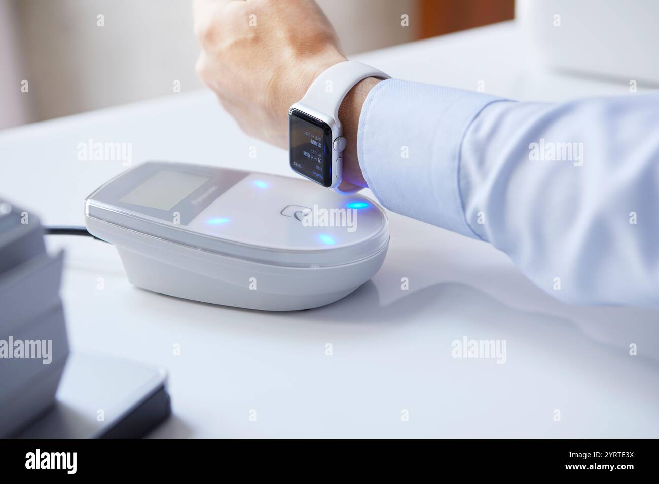 Pagamento con un dispositivo indossabile Foto Stock