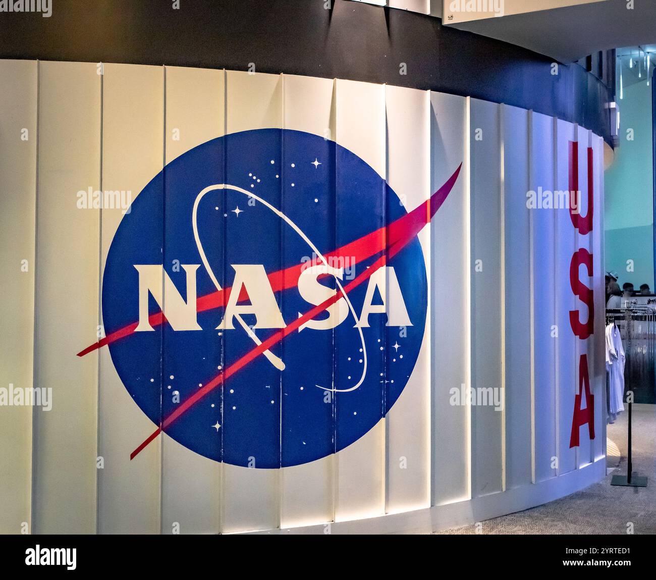 Logo rosso e blu della NASA su una parete di metallo. Foto scattata al Johnson Space Center di Houston, Texas Foto Stock