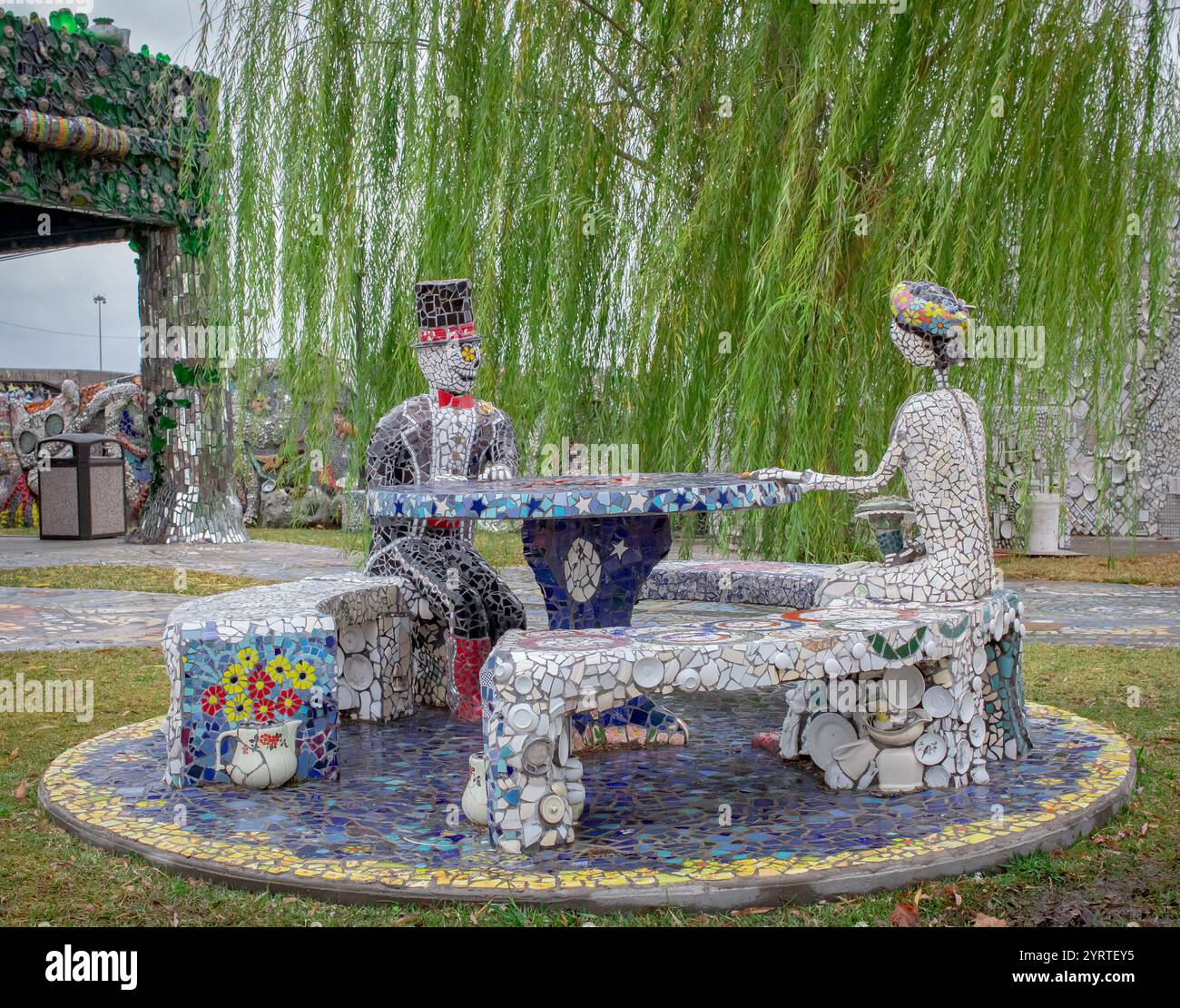 Scultura a mosaico con scheletro e teschio circondato da foglie verdi. Foto scattata allo Smither Park di Houston, Texas Foto Stock